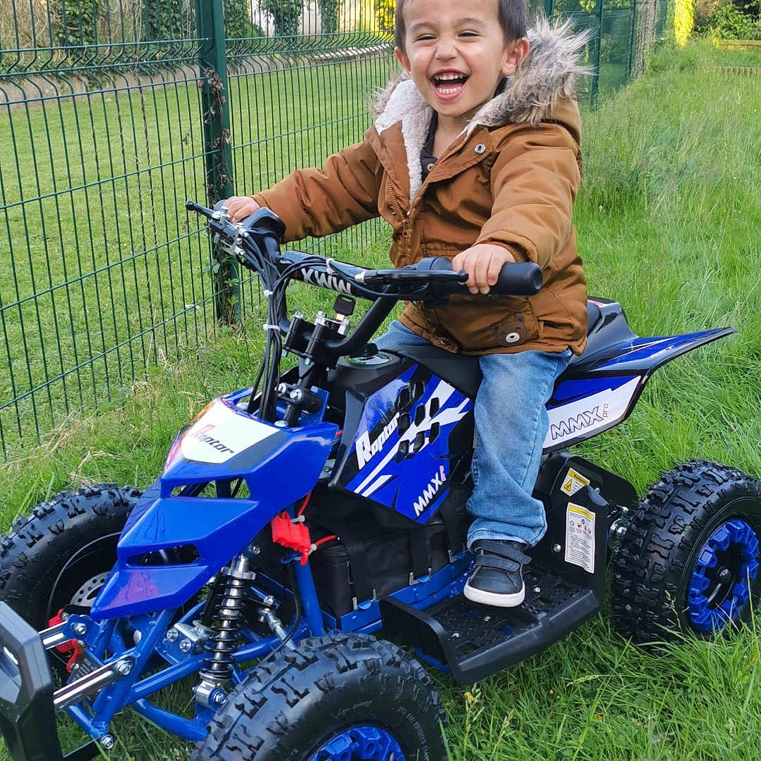 May a rejoint le concours — aidez-le/la à gagner de superbes lots ! backyard, boy, child, clothing, face, grass, head, machine, male, nature, outdoors, pants, park, person, photography, plant, portrait, tree, wheel, yard