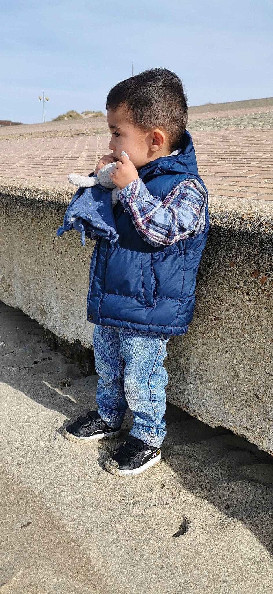 May participe au concours pour gagner de l'argent avec cette photo : baby, baby_toddler_clothing, child, denim, electric_blue, face, fur, grass, happy, jacket, jeans, leisure, person, sitting, sky, sleeve, soil, toddler, travel, vacation