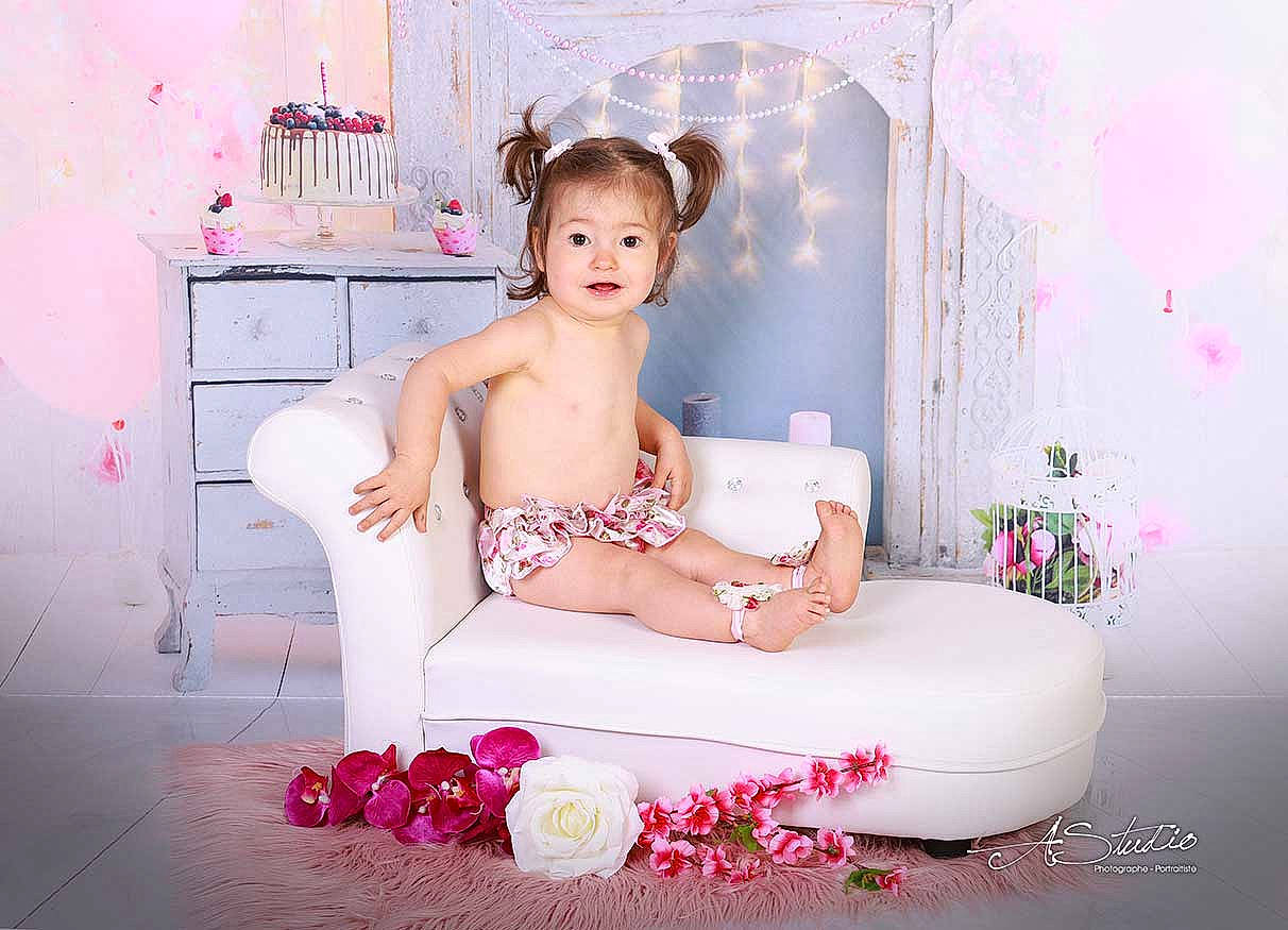 Kaïna participe au concours pour gagner de l'argent avec cette photo : arm, bathing, child, comfort, flash_photography, flower, foot, happy, human, human_leg, interior_design, magenta, peach, person, petal, pink, purple, room, sitting, thigh