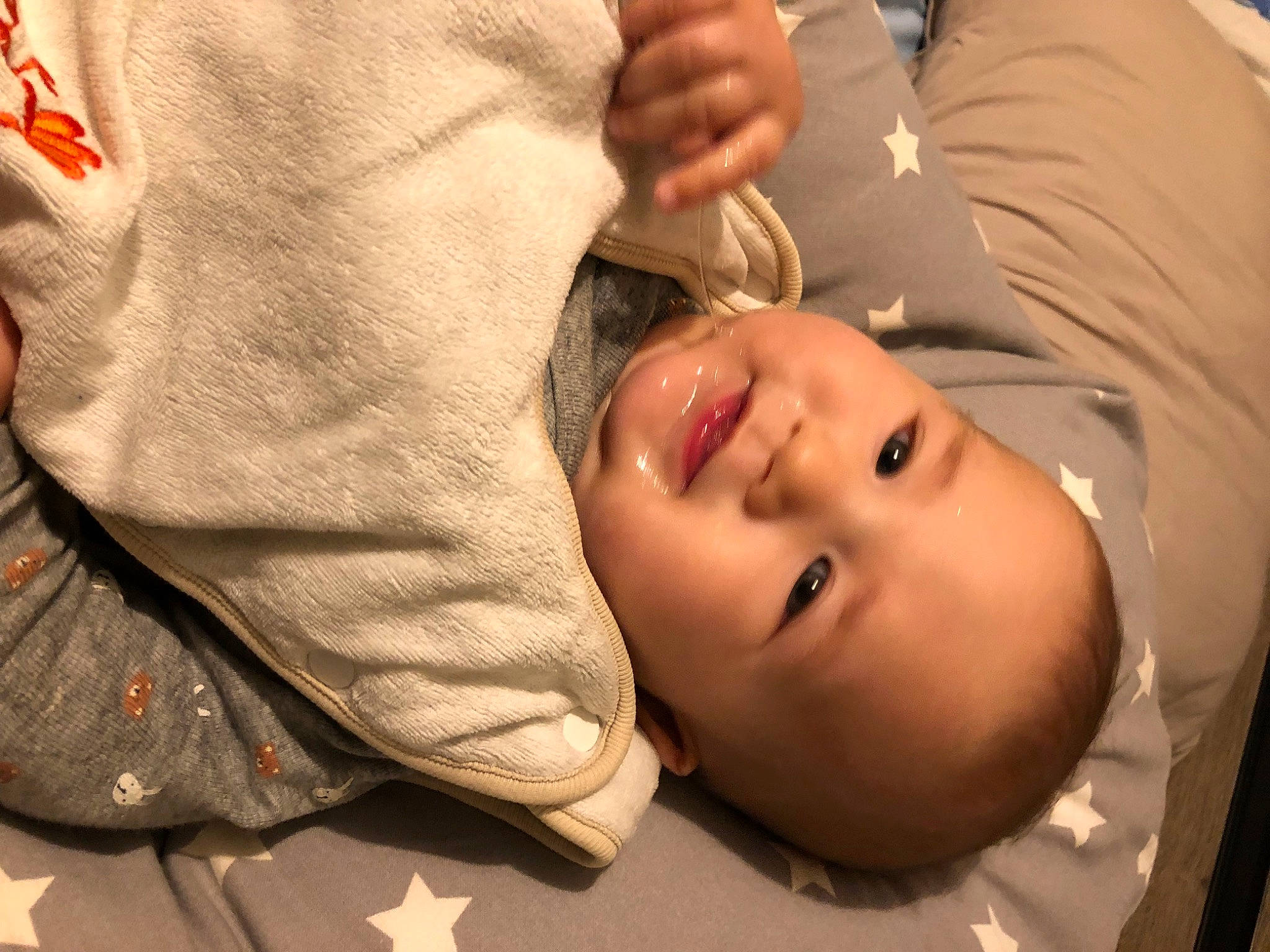 Théo a rejoint le concours — aidez-le/la à gagner de superbes lots ! baby, baby_toddler_clothing, cheek, child, comfort, eyelash, finger, flooring, fun, gesture, grass, hand, happy, mouth, nose, person, skin, smile, toddler, tree