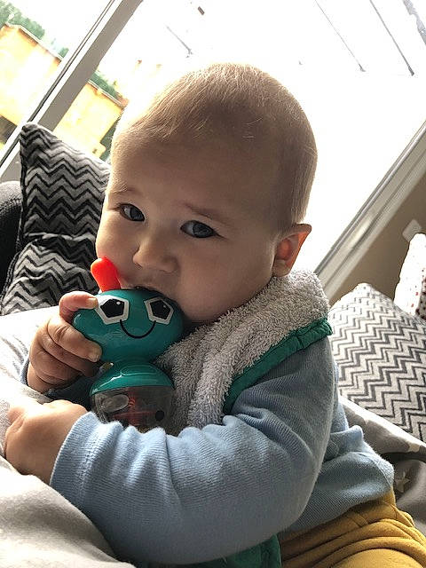 Théo participe au concours pour gagner de l'argent avec cette photo : baby, baby_toddler_clothing, cheek, child, comfort, facial_expression, flooring, fun, gadget, grass, happy, leisure, nose, person, sitting, skin, sleeve, stuffed_toy, toddler, vacation