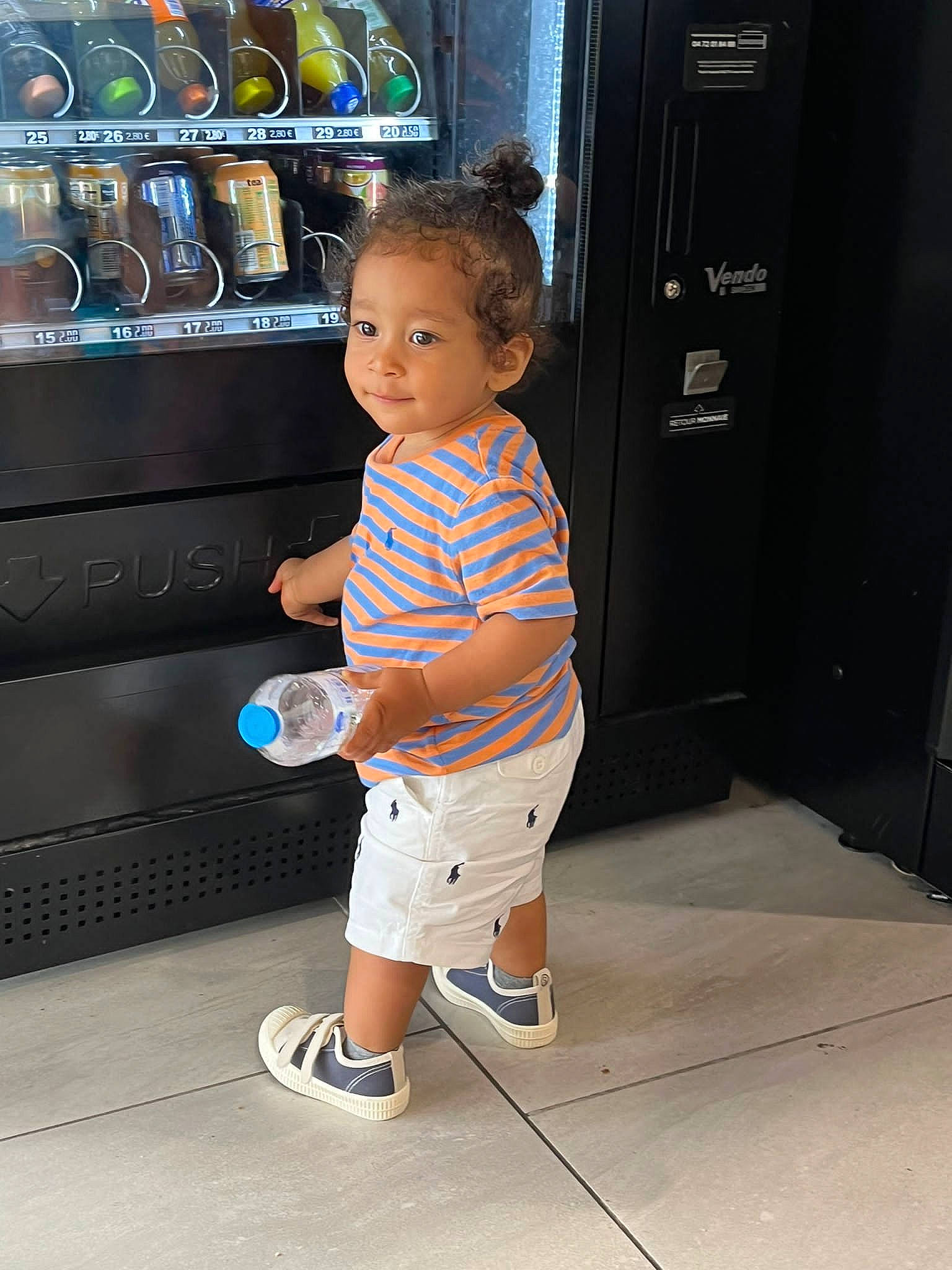Nolan Kenzo C. a rejoint le concours — aidez-le/la à gagner de superbes lots ! child, door, flooring, foot, fun, gas, home_appliance, human_leg, kitchen_appliance, machine, major_appliance, person, refrigerator, shelf, shoe, shorts, standing, t_shirt, thigh, thumb