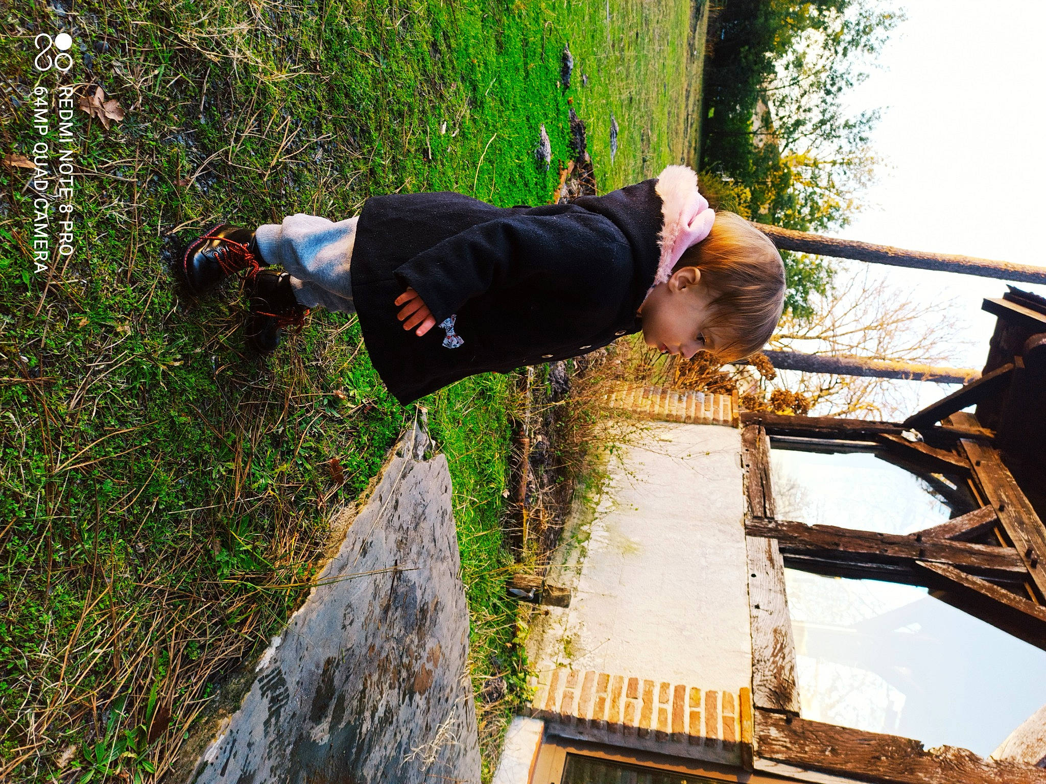 Malya participe au concours pour gagner de l'argent avec cette photo : bridge, fun, grass, leisure, people_in_nature, person, plant, recreation, sky, soil, t_shirt, toddler, tree, wood