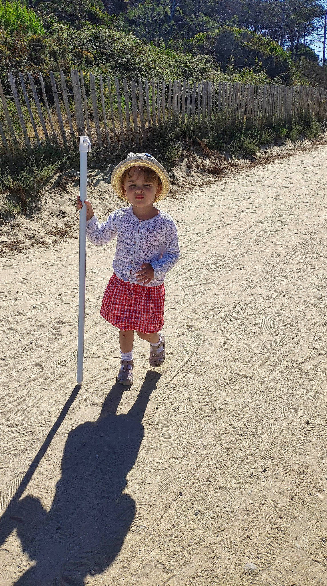 Shayana a rejoint le concours — aidez-le/la à gagner de superbes lots ! child, fun, grass, hat, human_leg, landscape, leisure, people_in_nature, person, plant, play, recreation, road_surface, sand, sidewalk, soil, sun_hat, toddler, travel, tree