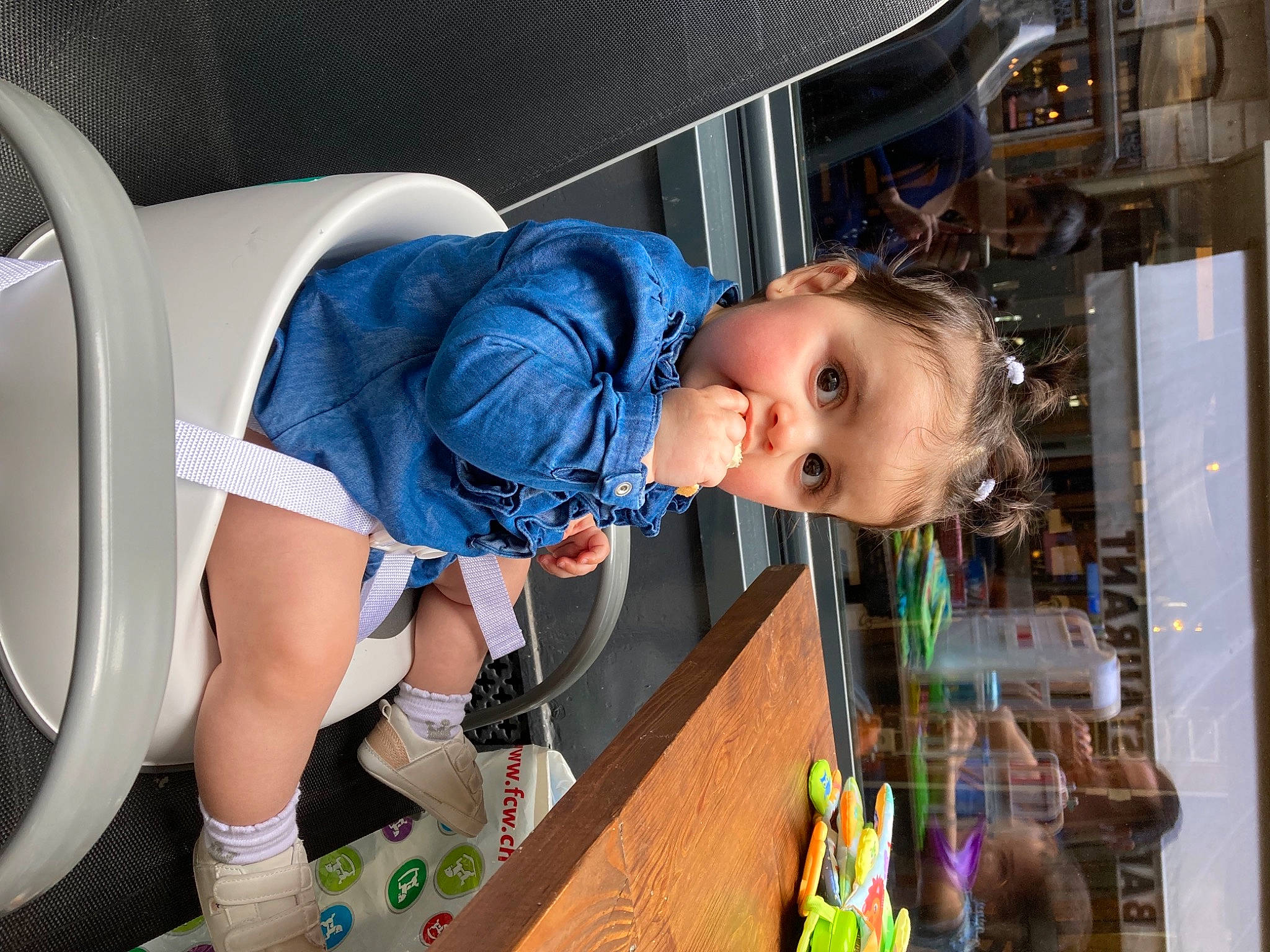 Lyna a rejoint le concours — aidez-le/la à gagner de superbes lots ! auto_part, automotive_design, automotive_exterior, baby, baby_toddler_clothing, child, electric_blue, event, facial_expression, fun, happy, human_leg, luxury_vehicle, motor_vehicle, person, room, shorts, sneakers, t_shirt, toddler