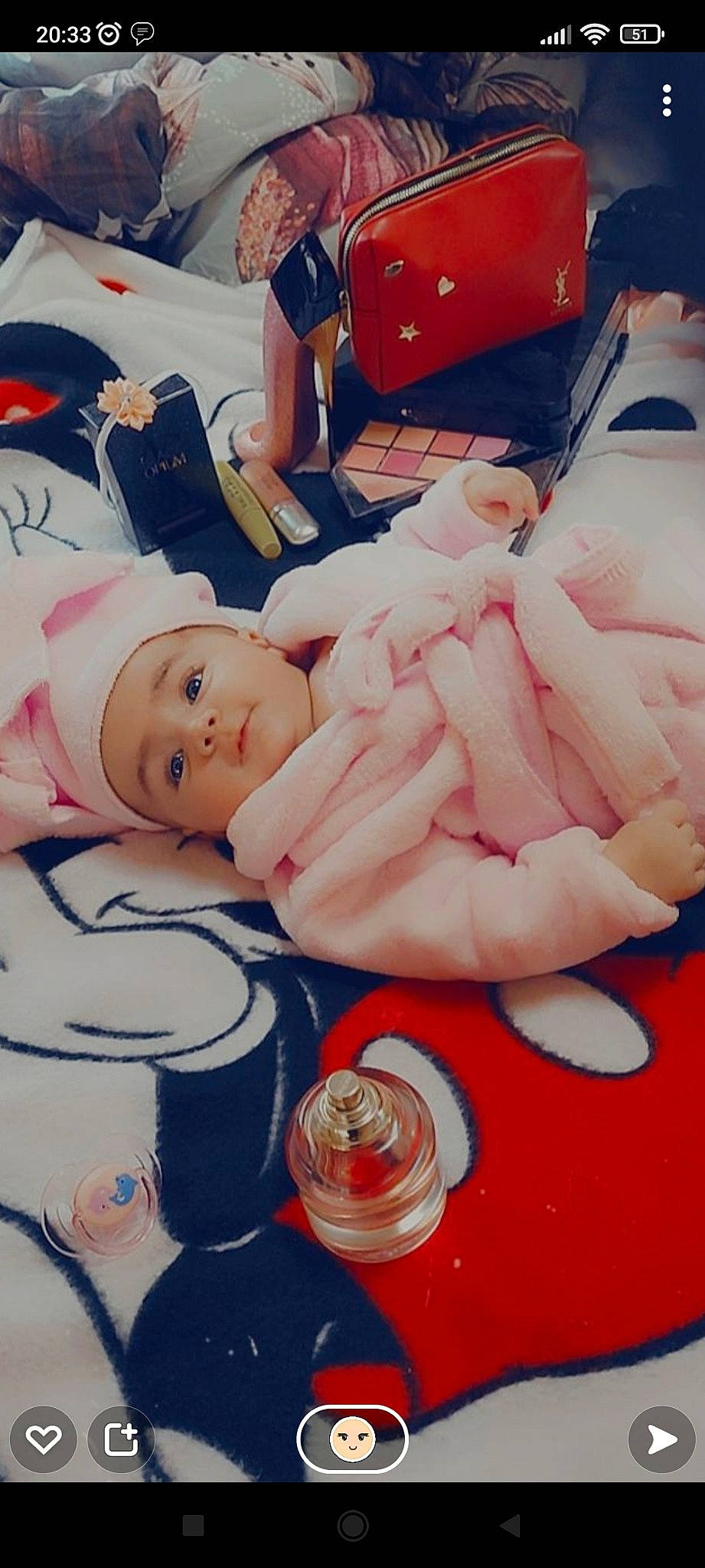 Lylou participe au concours pour gagner de l'argent avec cette photo : abdomen, child, comfort, event, finger, headwear, human_leg, knee, leisure, linens, medical_procedure, mouth, nail, paint, peach, person, room, service, tableware, textile