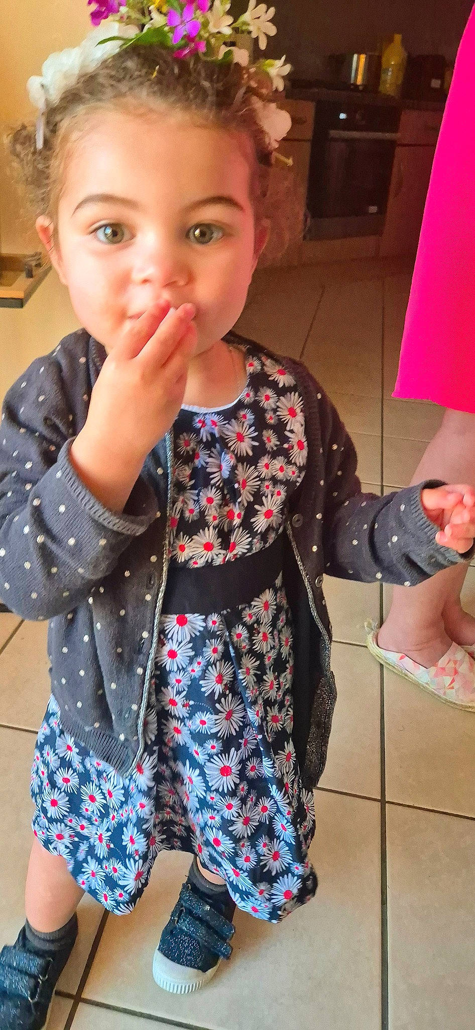 Cataleya participe au concours pour gagner de l'argent avec cette photo : baby_toddler_clothing, cheek, child, collar, dress_shirt, finger, gesture, hairstyle, happy, iris, joint, neck, nose, pattern, person, pink, skin, sleeve, standing, t_shirt