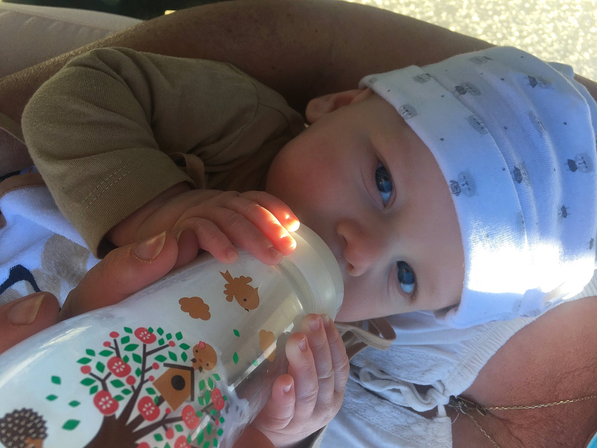 Ivann a rejoint le concours — aidez-le/la à gagner de superbes lots ! baby, baby_products, baby_toddler_clothing, cheek, child, comfort, drinkware, facial_expression, fun, happy, headwear, lip, mouth, nail, person, sitting, skin, sleeve, smile, toddler