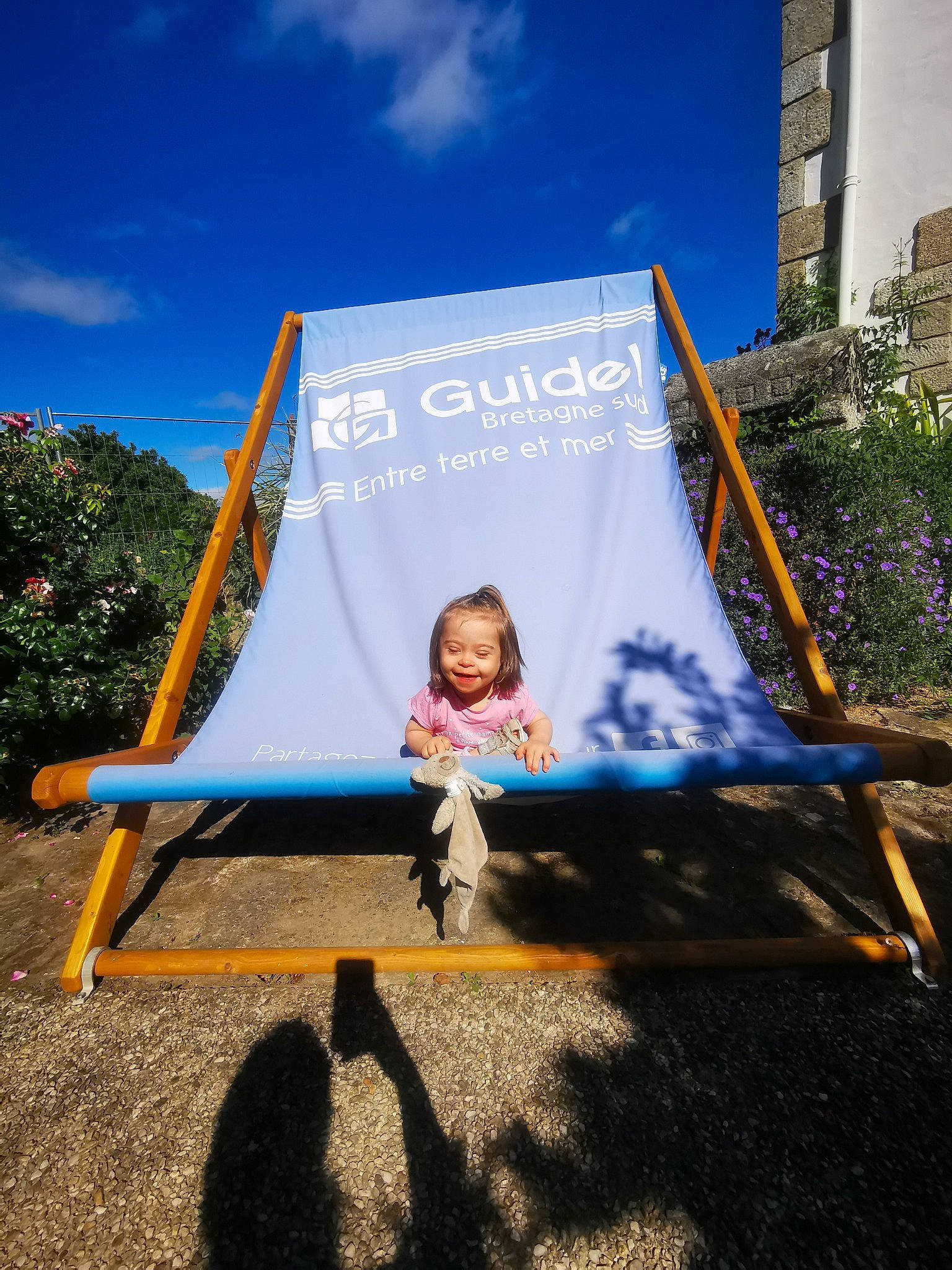 Ohana participe au concours pour gagner de l'argent avec cette photo : advertising, asphalt, azure, billboard, chute, city, cloud, electric_blue, fun, grass, joy, leisure, person, plant, poster, recreation, road_surface, shade, signage, sky
