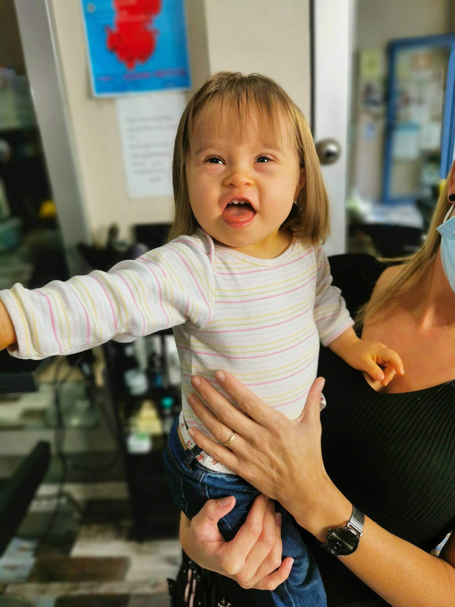 Ohana participe au concours pour gagner de l'argent avec cette photo : baby, baby_toddler_clothing, blond, cheek, child, elbow, event, finger, fun, gesture, happy, person, picture_frame, room, sleeve, smile, standing, t_shirt, thumb, toddler