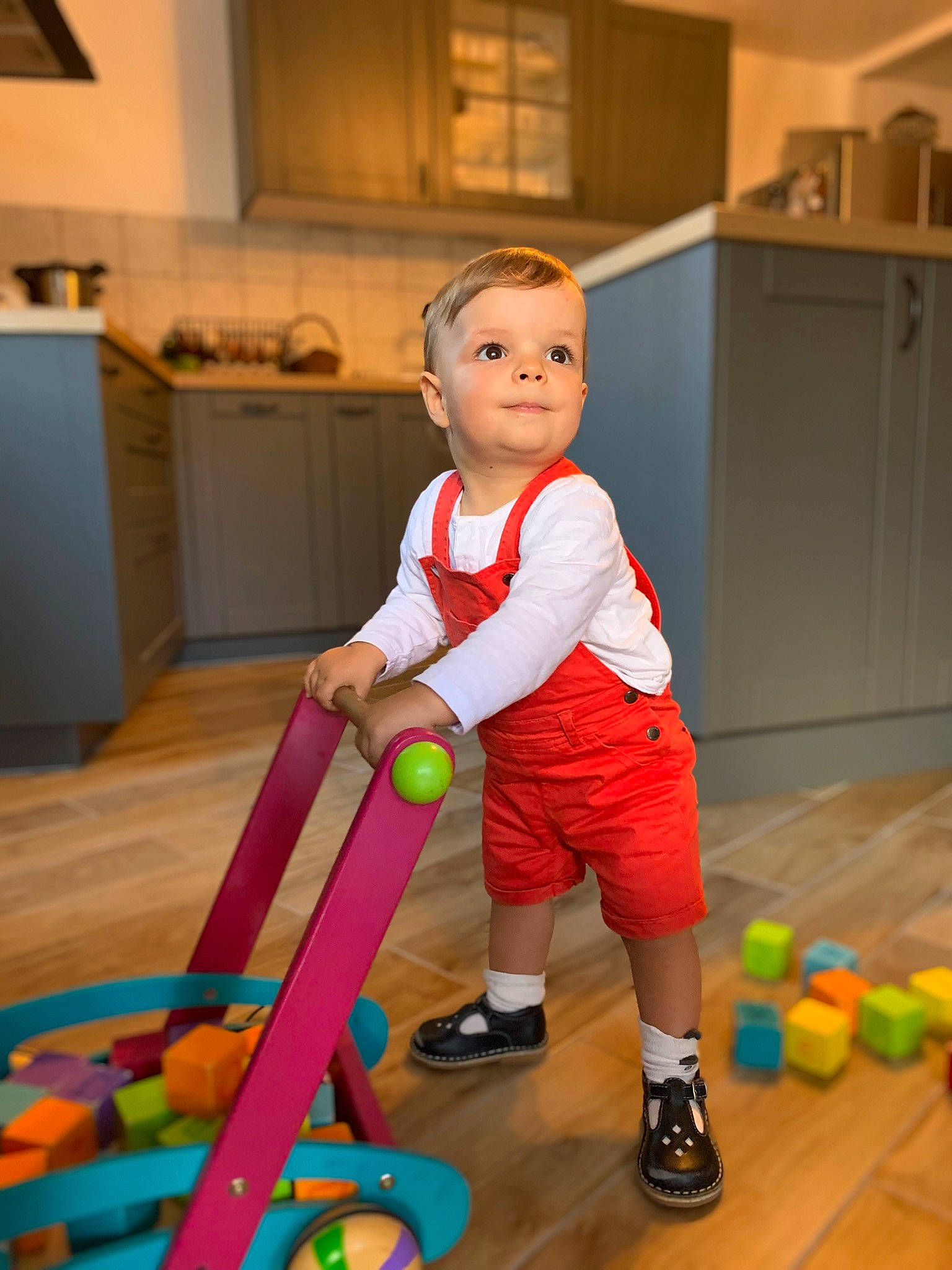 Marceau participe au concours pour gagner de l'argent avec cette photo : baby, baby_playing_with_toys, baby_toddler_clothing, baby_toys, cabinetry, child, cleanliness, floor, flooring, fun, hardwood, houseplant, leisure, person, recreation, shorts, smile, toddler, toy, wood
