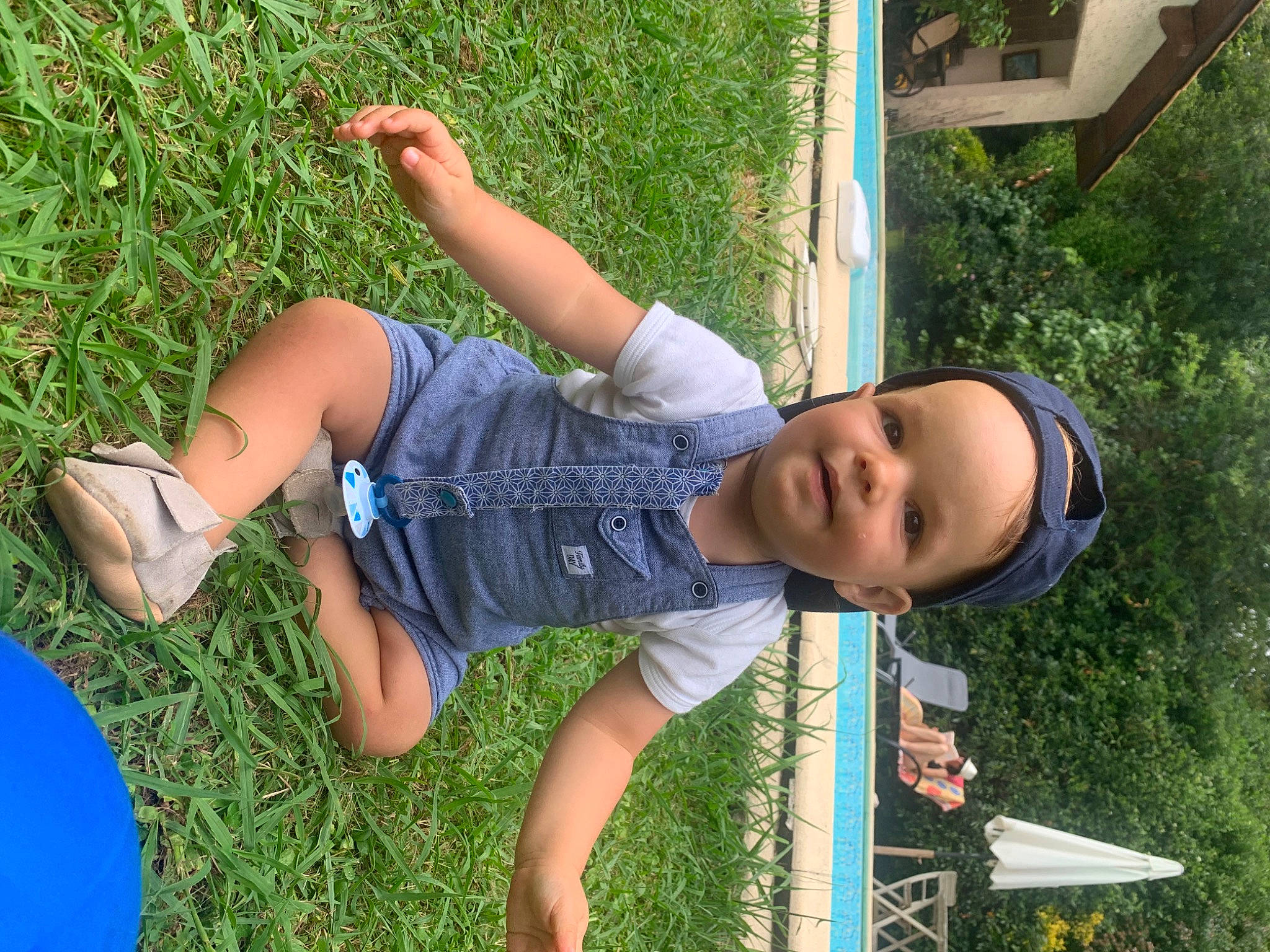 Marceau participe au concours pour gagner de l'argent avec cette photo : blue, electric_blue, foot, fun, grass, green, happy, human_leg, knee, lawn, leisure, people_in_nature, person, plant, public_space, recreation, shorts, t_shirt, thigh, toddler