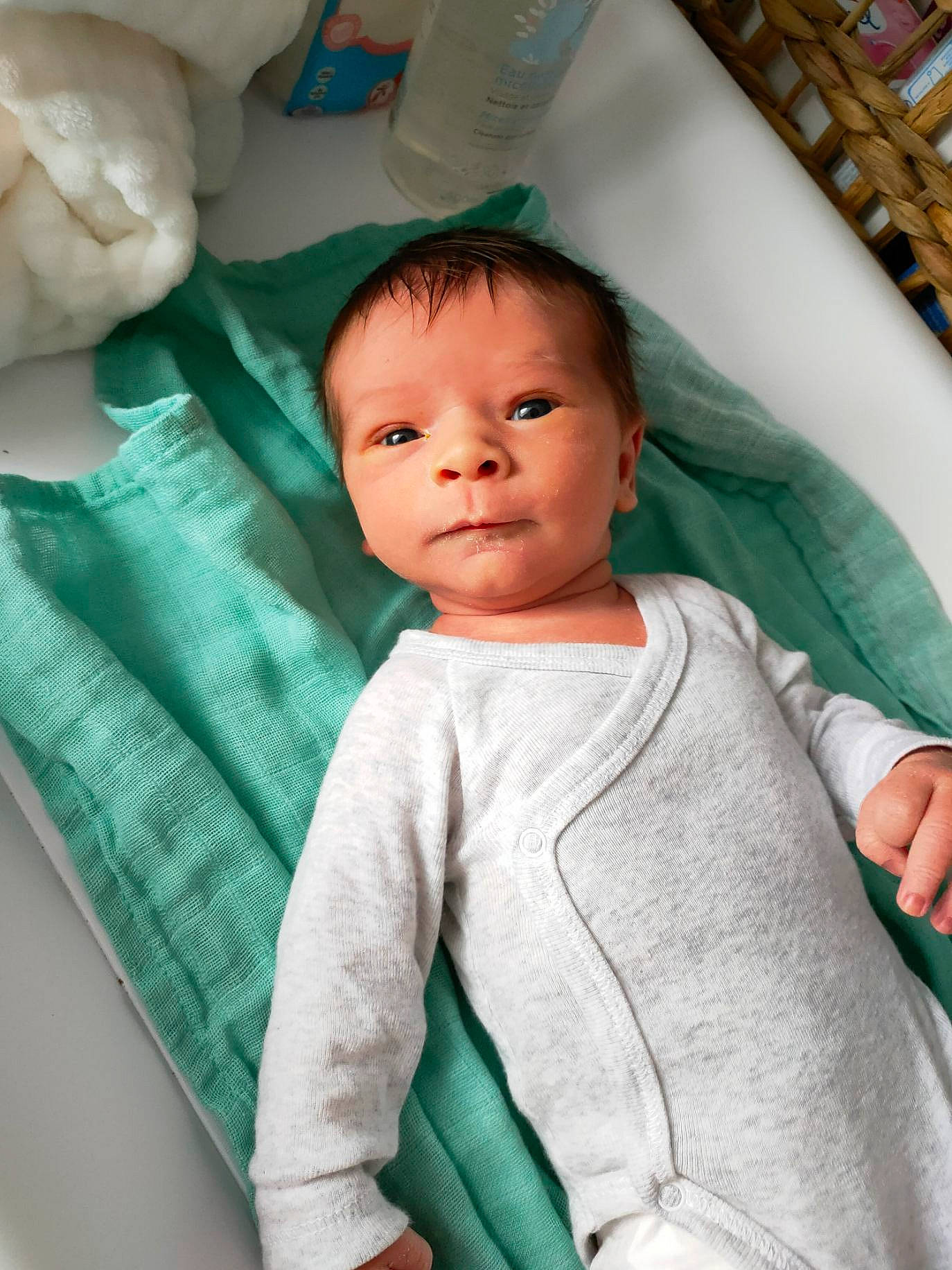 Tylio a rejoint le concours — aidez-le/la à gagner de superbes lots ! baby, baby_products, baby_safety, baby_toddler_clothing, bedding, cheek, child, comfort, green, infant_bed, linens, person, room, sitting, skin, sleeve, t_shirt, textile, toddler