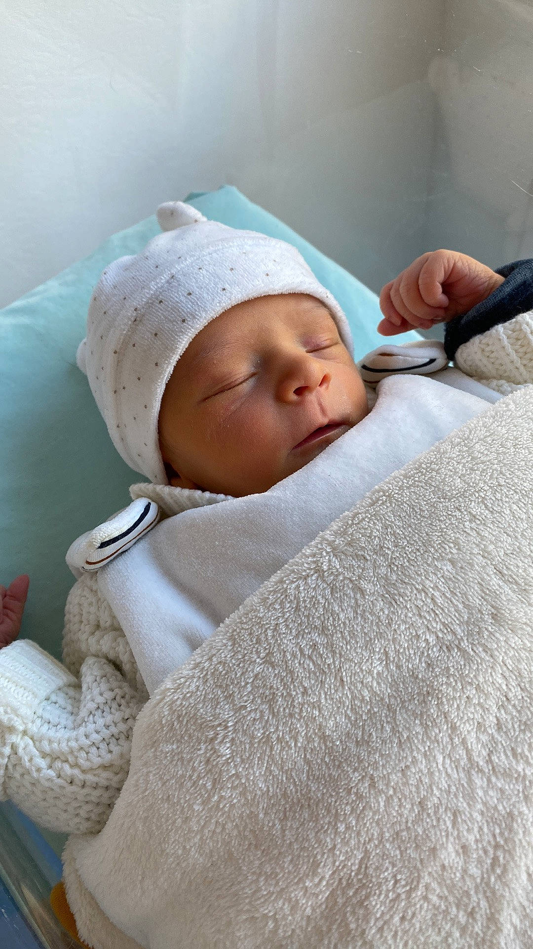 Tylio a rejoint le concours — aidez-le/la à gagner de superbes lots ! baby, baby_products, baby_sleeping, baby_toddler_clothing, beanie, cap, cheek, child, comfort, gesture, hat, linens, person, portrait_photography, room, sitting, skin, sleep, sleeve, toddler