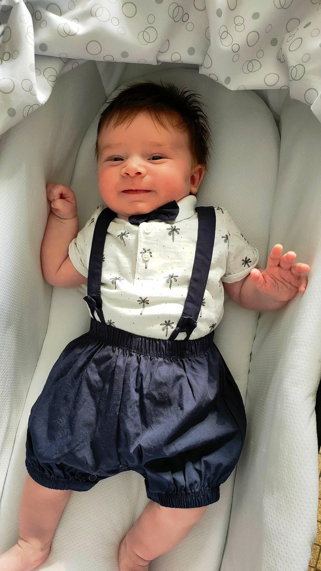 Tylio participe au concours pour gagner de l'argent avec cette photo : arm, baby, baby_toddler_clothing, clothing, collar, comfort, finger, flash_photography, gesture, happy, neck, outerwear, pattern, person, shoulder, skin, sleeve, t_shirt, textile, toddler