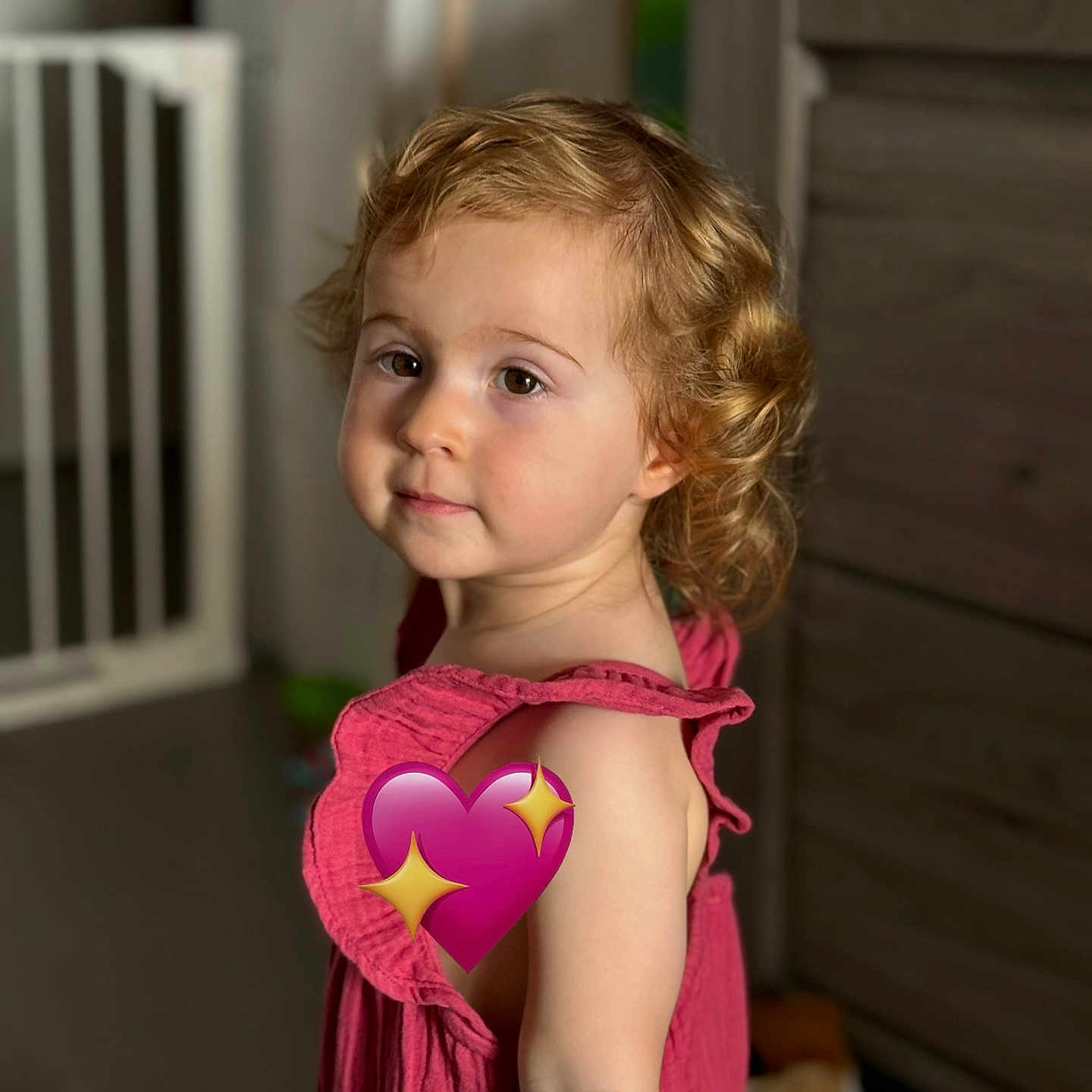Alba participe au concours pour gagner de l'argent avec cette photo : bodypart, cabinet, child, clothing, costume, dress, eveningdress, face, female, finger, formalwear, furniture, girl, head, heart, indoors, person, photography, portrait, symbol