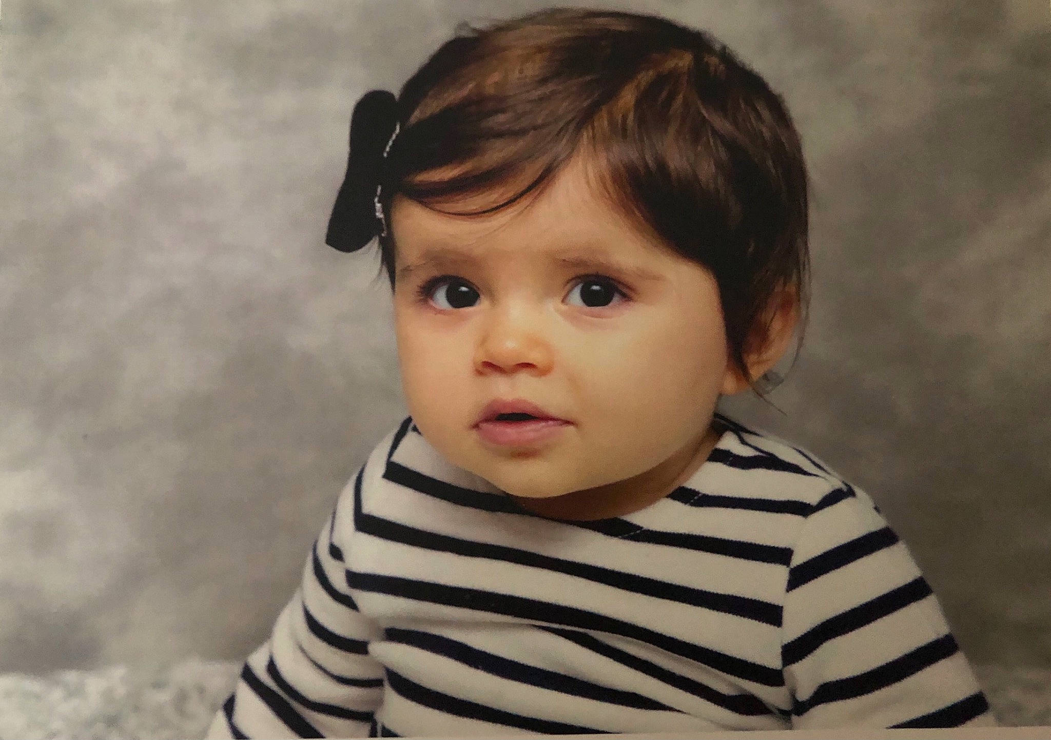 Catalina participe au concours pour gagner de l'argent avec cette photo : baby, baby_toddler_clothing, black_hair, cheek, child, clothing, ear, eyebrow, eyelash, flash_photography, happy, iris, monochrome, neck, nose, person, portrait, portrait_photography, sleeve, smile
