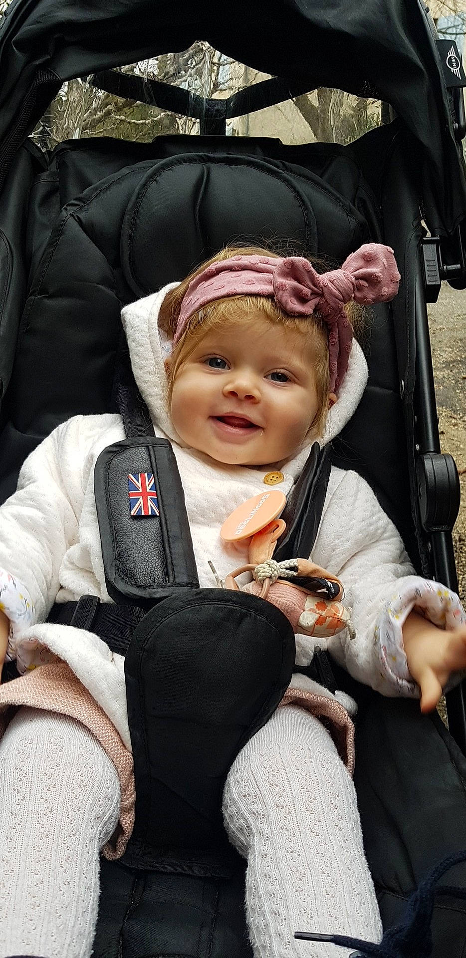 Romy participe au concours pour gagner de l'argent avec cette photo : auto_part, baby, baby_carriage, baby_products, baby_toddler_clothing, beauty, car_seat, cheek, child, comfort, fun, happy, headwear, joy, luxury_vehicle, person, product, sitting, skin, smile