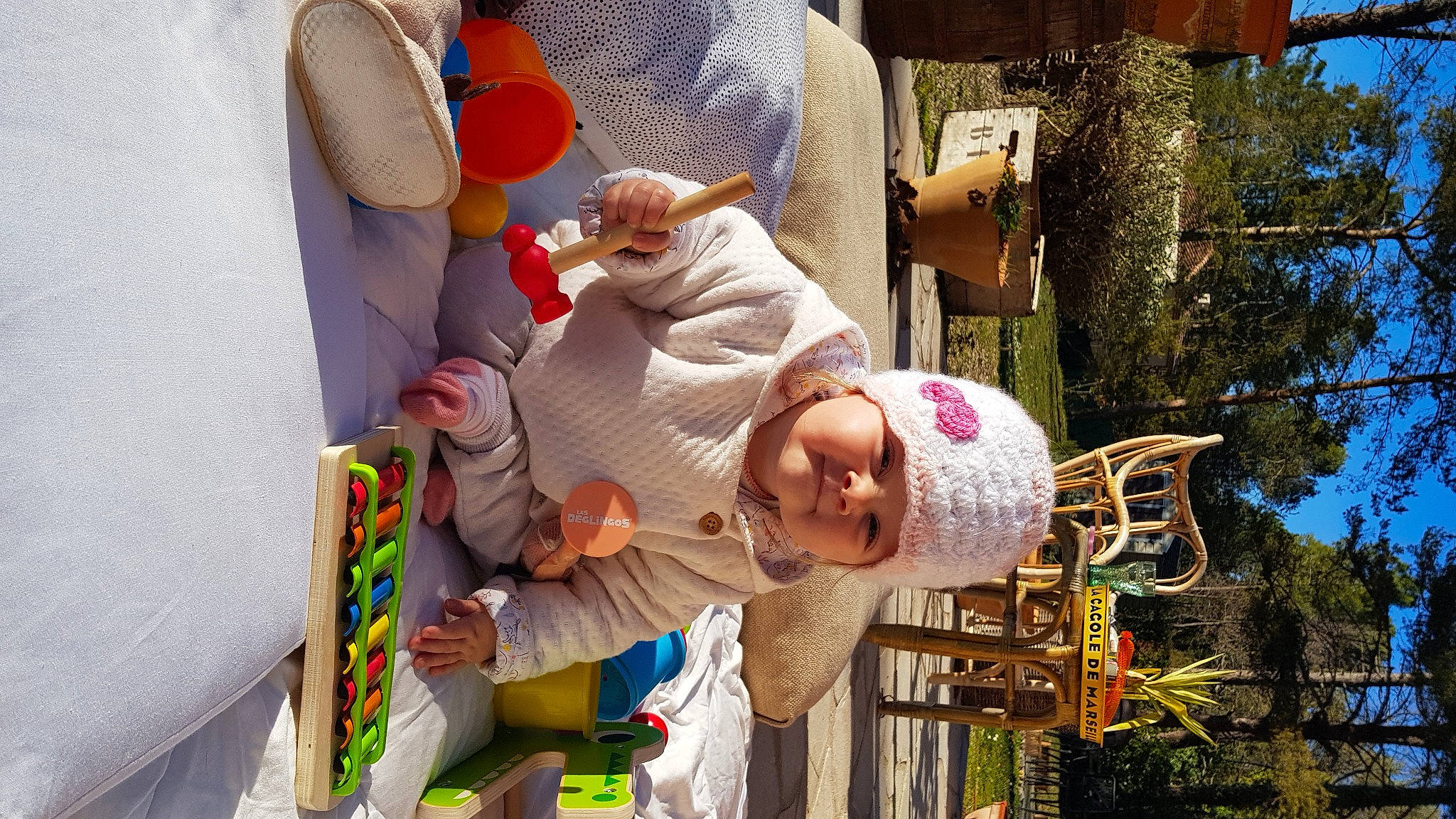 Romy a rejoint le concours — aidez-le/la à gagner de superbes lots ! baby, baby_products, child, fun, happy, hat, headwear, leisure, linens, person, plant, play, recreation, room, sky, stuffed_toy, summer, toddler, toy, tree