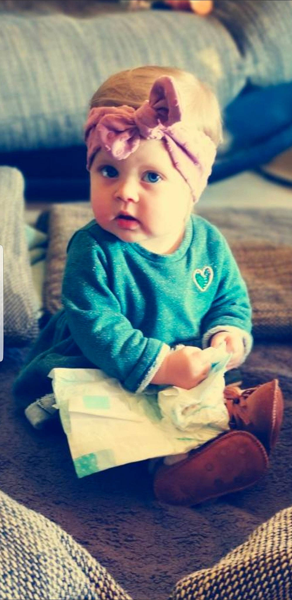 Romy a rejoint le concours — aidez-le/la à gagner de superbes lots ! baby, baby_toddler_clothing, cheek, child, comfort, foot, headwear, person, sitting, skin, tan, toddler, toe