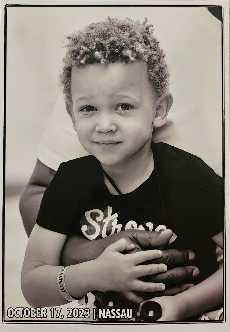 Kingston joined the competition — help win amazing prizes! black, black_and_white, flash_photography, gesture, hairstyle, happy, headband, headpiece, joy, monochrome, monochrome_photography, people, person, photograph, sitting, smile, snapshot, stock_photography, style, t_shirt