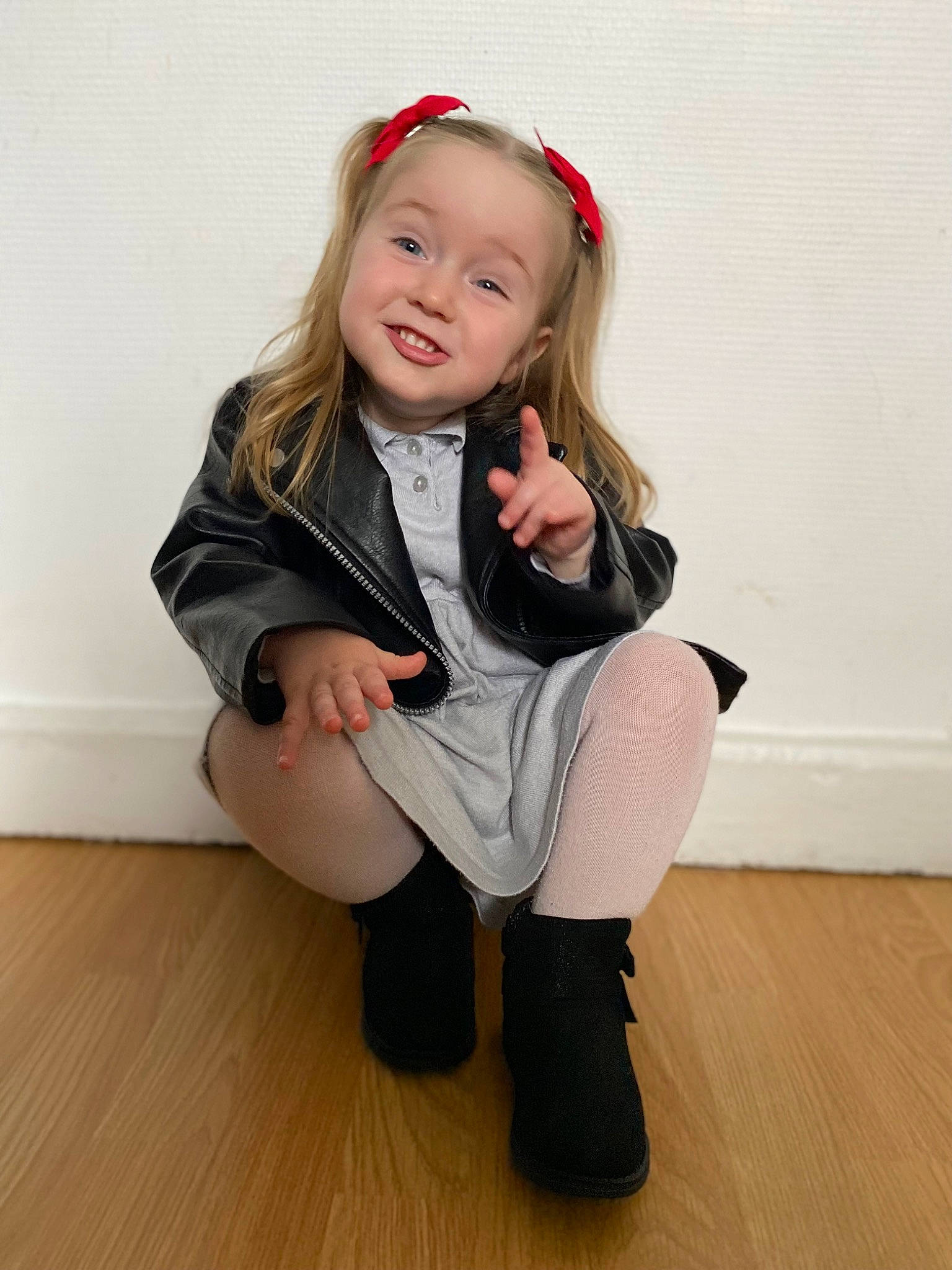 Isyah a rejoint le concours — aidez-le/la à gagner de superbes lots ! baby_toddler_clothing, eye, face, flash_photography, flooring, foot, happy, hardwood, human_leg, joy, knee, leg, neck, person, sitting, sleeve, smile, sock, t_shirt, thigh