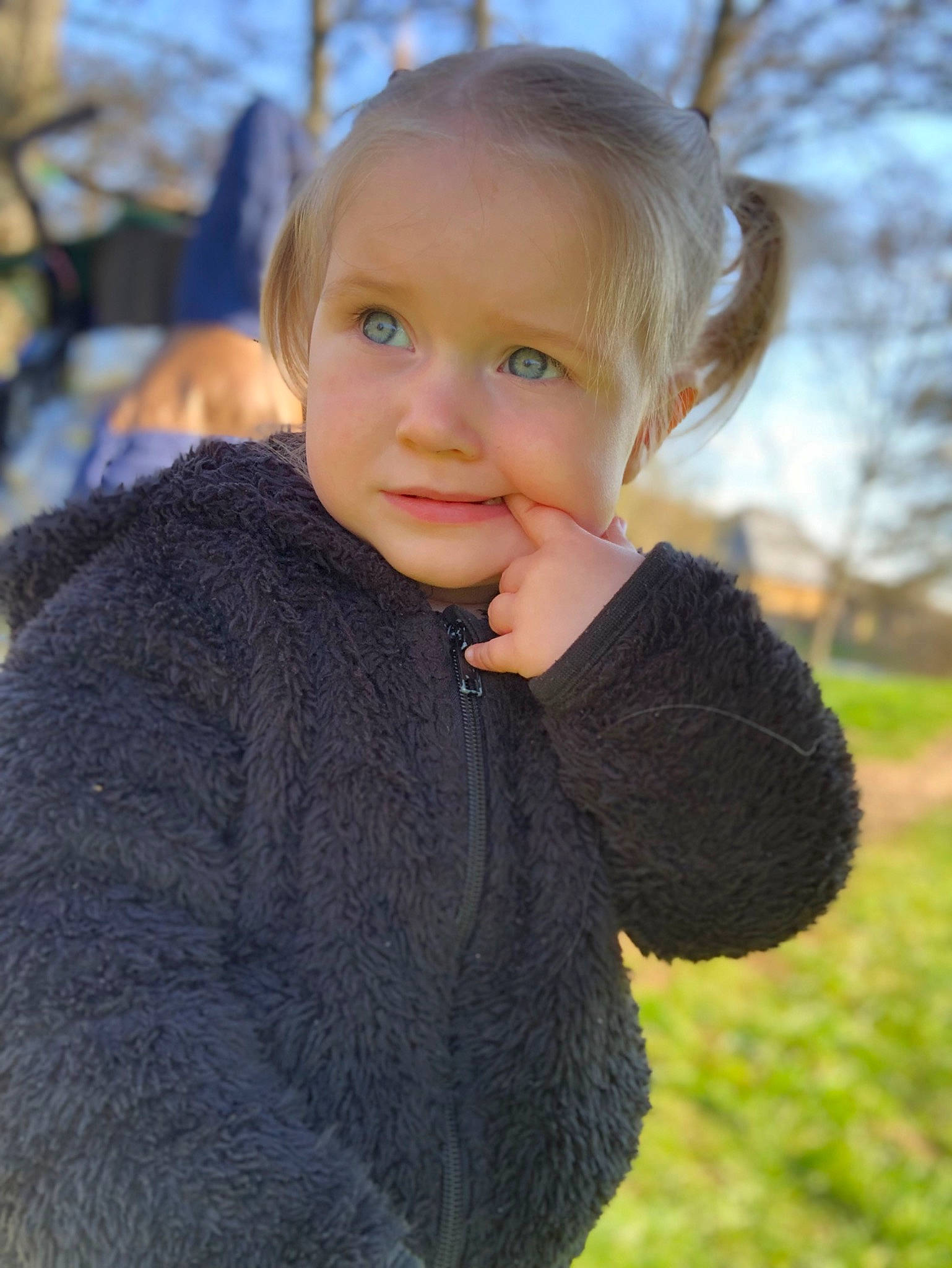 Isyah a rejoint le concours — aidez-le/la à gagner de superbes lots ! baby_toddler_clothing, child, electric_blue, fur, gesture, grass, happy, leaf, people_in_nature, person, portrait_photography, skin, sky, sleeve, spring, toddler, tree, winter, wood, wool