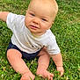 Noah a rejoint le concours — aidez-le/la à gagner de superbes lots ! baby, child, grass, outdoor, sitting, white_shirt, blue_eyes, barefoot, nature, cute, curious, infant, summer, greenery, person, toddler, messy, exploring, skin, legs