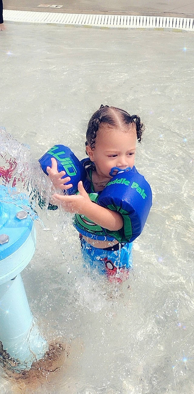 Amileon is registered to the contest to win money with this photo: aqua, baby, bathing, child, electric_blue, fluid, fun, games, happy, leisure, leisure_centre, person, personal_protective_equipment, play, recreation, sunglasses, swimming_pool, toddler, vacation, water