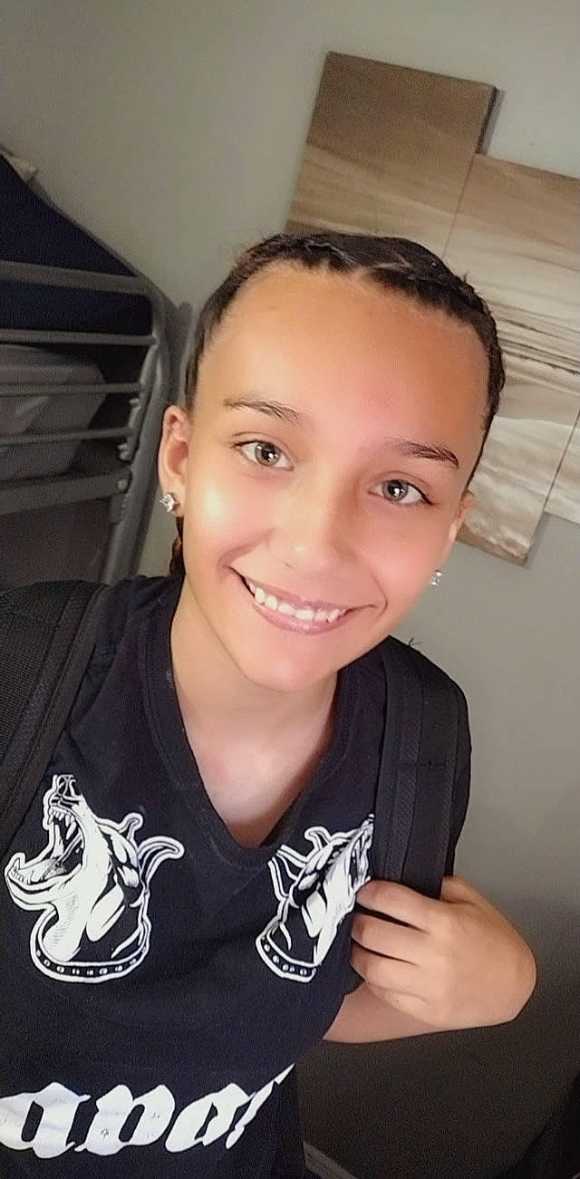 Lili is registered to the contest to win money with this photo: black_hair, cheek, chest, elbow, eye, eyebrow, eyelash, finger, flash_photography, forehead, fun, gesture, happy, jaw, joy, person, selfie, sleeve, smile, t_shirt