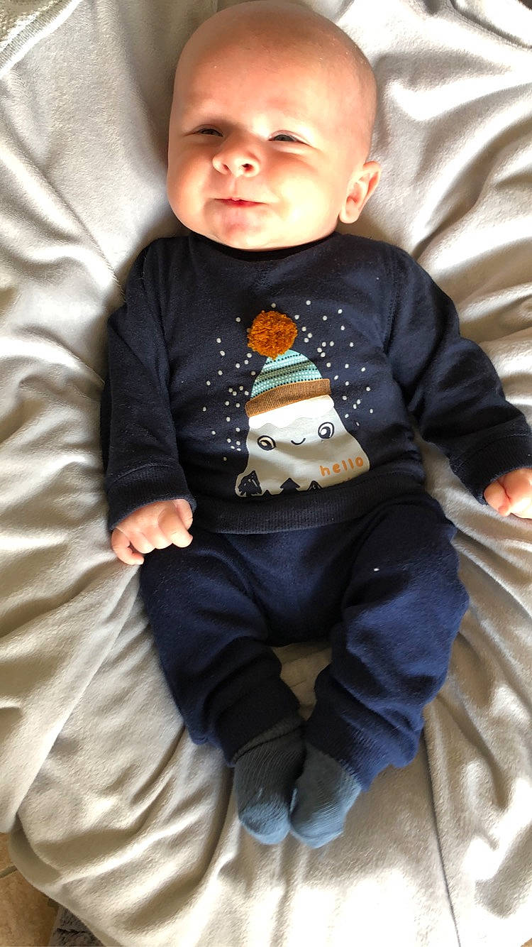 Diego a rejoint le concours — aidez-le/la à gagner de superbes lots ! baby, baby_toddler_clothing, cheek, child, chin, collar, comfort, dress_shirt, face, formal_wear, fun, happy, head, person, sitting, skin, sleeve, smile, t_shirt, textile