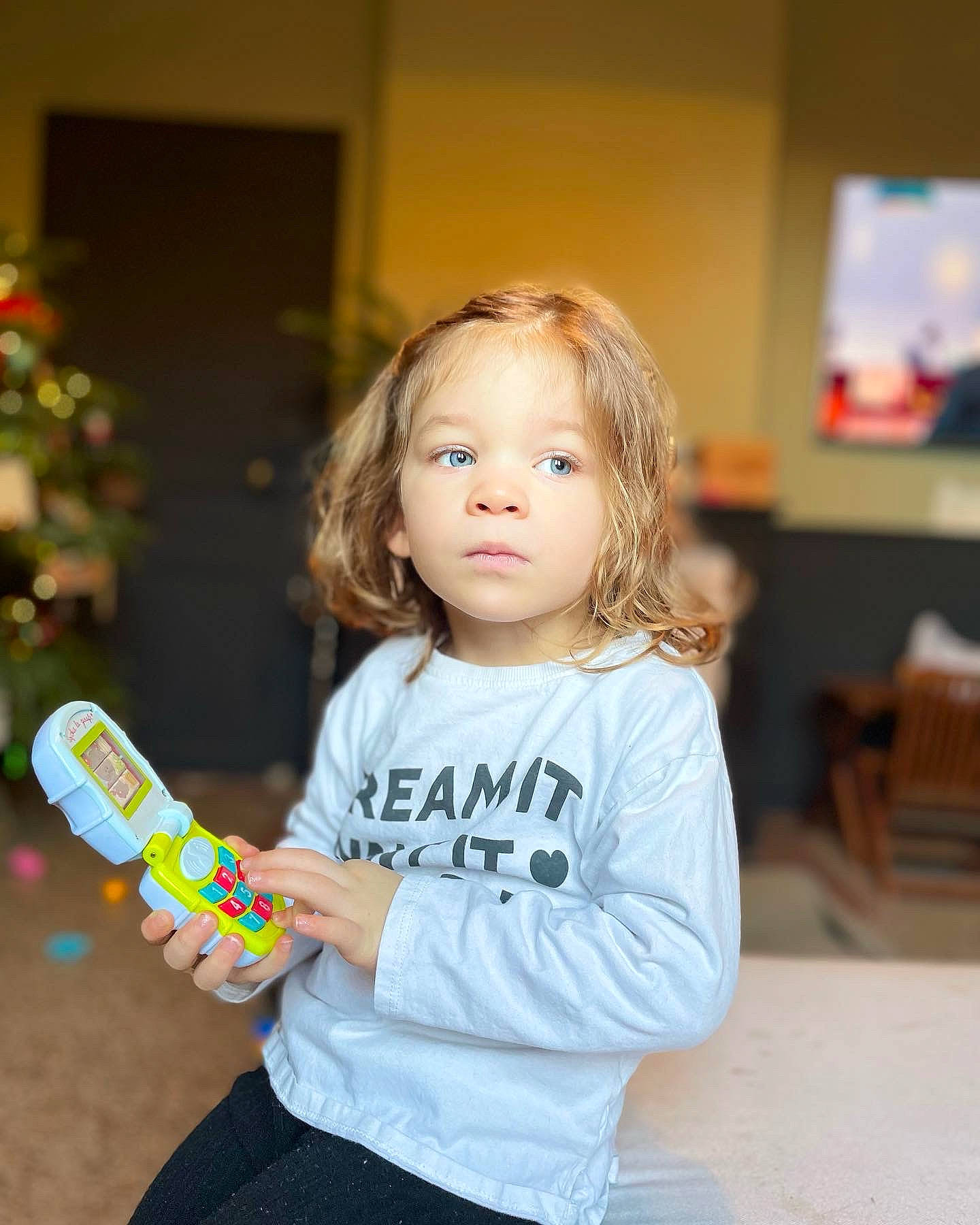 Marie-camille participe au concours pour gagner de l'argent avec cette photo : baby_playing_with_toys, baby_toddler_clothing, child, event, facial_expression, flooring, fun, happy, holiday, human, leisure, party, person, play, shoulder, sitting, sleeve, standing, t_shirt, toddler