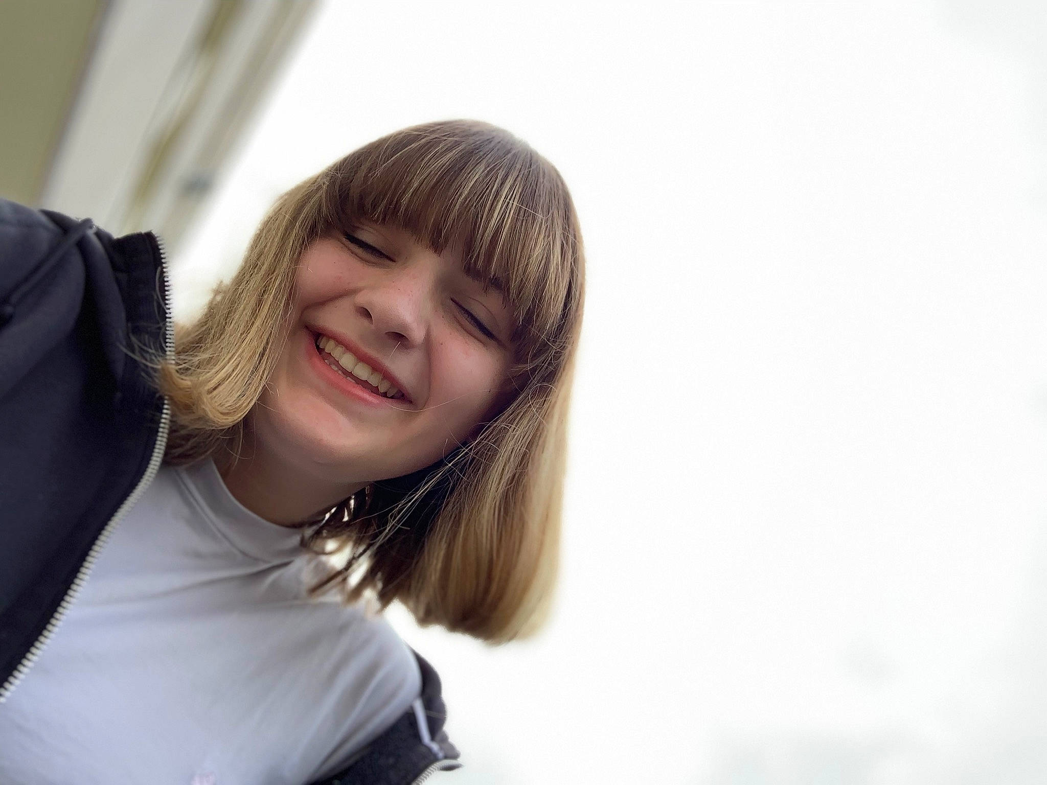 Kassandra participe au concours pour gagner de l'argent avec cette photo : arm, beauty, blond, child, eye, face, facial_expression, fun, hair, hairstyle, head, joy, laugh, long_hair, nose, person, photography, shoulder, sitting, skin