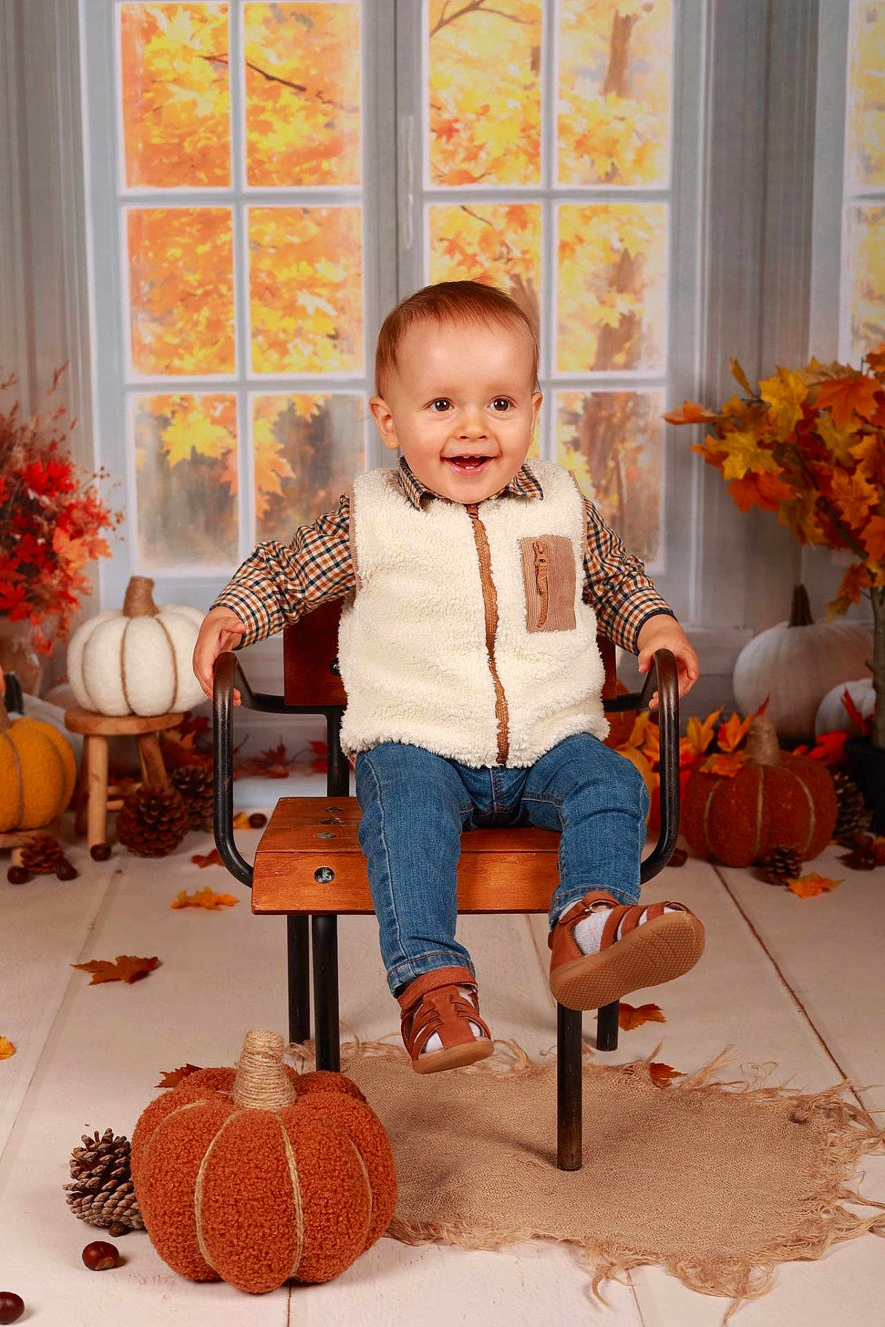 Antoine a rejoint le concours — aidez-le/la à gagner de superbes lots ! toddler, child, smiling, chair, pumpkin, autumn, fall_leaves, pine_cone, window, plaid_shirt, fleece_vest, jeans, brown_shoes, indoor, seasonal_decor, happy, portrait, studio, orange, cozy
