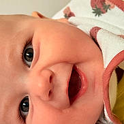 Kayla participe au concours pour gagner de l'argent avec cette photo : baby, close_up, face, eyes, mouth, bib, strawberry_pattern, infant, skin, cheeks, expression, happy, cute, child, person, portrait, newborn, clothing, smile, head
