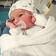 Chelsea participe au concours pour gagner de l'argent avec cette photo : baby, bandage, bed, blanket, crib, cute, eyes, face, hand, hat, hospital, infant, iv_line, mattress, medical_tubing, newborn, onesie, pacifier, patient, swaddled