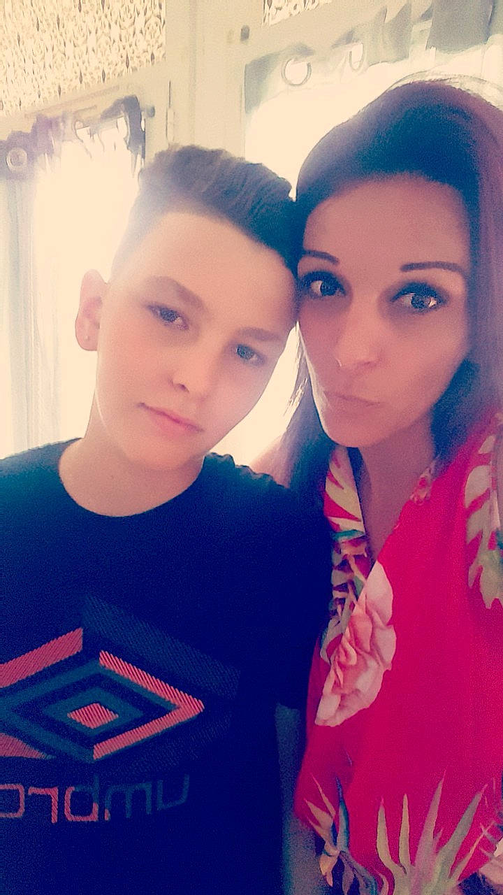 Enzo a rejoint le concours — aidez-le/la à gagner de superbes lots ! black_hair, cool, eyebrow, face, forehead, friendship, fun, gesture, happy, lip, love, person, photography, selfie, smile, t_shirt