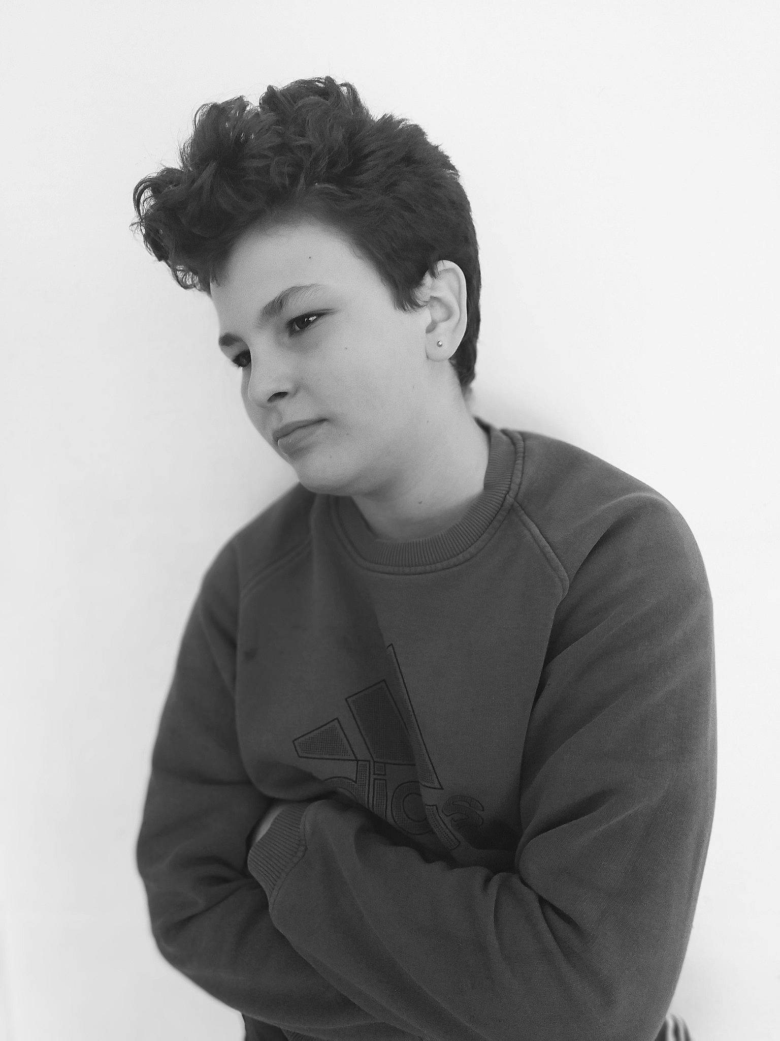 Enzo a rejoint le concours — aidez-le/la à gagner de superbes lots ! arm, beauty, black, black_and_white, cheek, chin, eye, eyebrow, face, forehead, hair, hairstyle, monochrome_photography, neck, nose, person, photograph, photography, portrait, standing