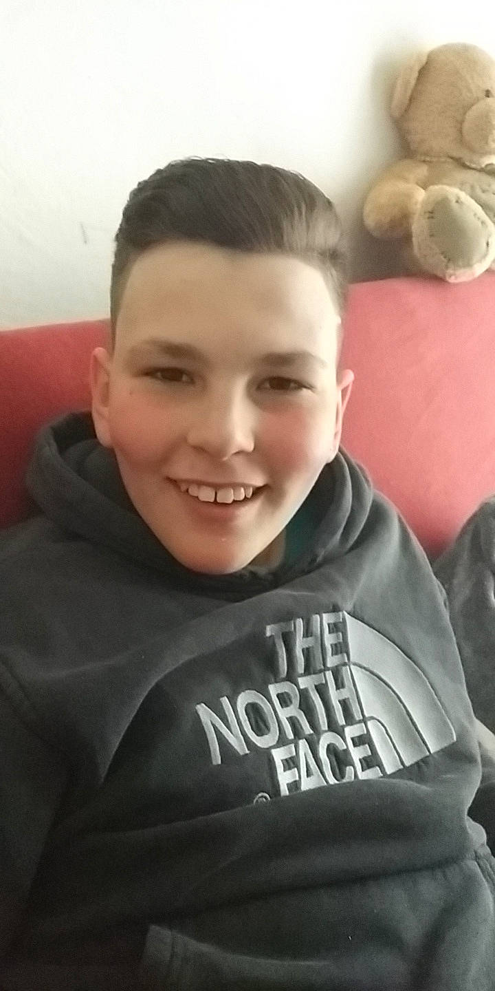 Enzo participe au concours pour gagner de l'argent avec cette photo : arm, buzz_cut, cheek, child, chin, cool, eyebrow, face, facial_expression, forehead, hair, hairstyle, happy, head, joy, male, mouth, neck, nose, person