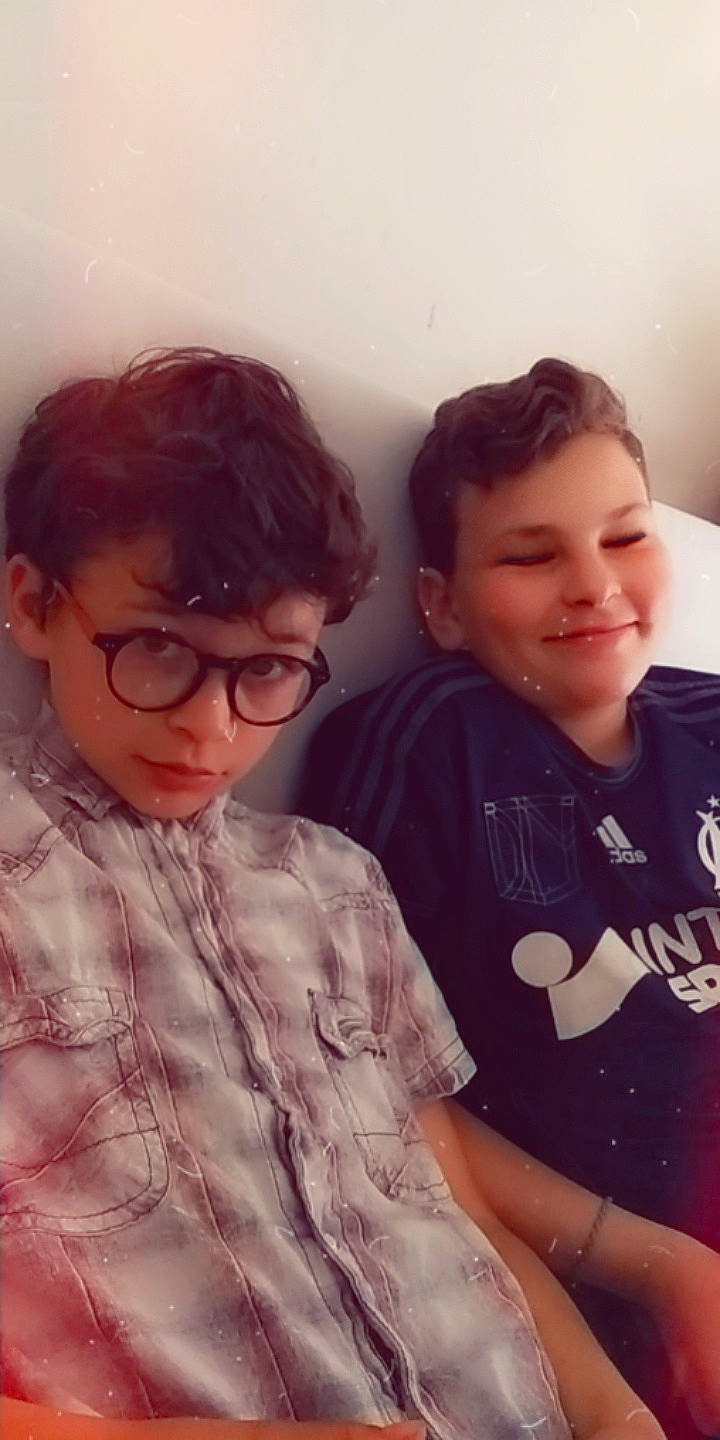Enzo participe au concours pour gagner de l'argent avec cette photo : cheek, child, cool, eyewear, face, forehead, fun, glasses, happy, head, joy, nose, people, person, photography, selfie, sibling, smile, vision_care