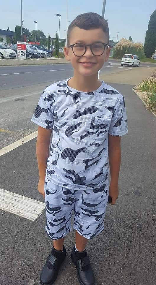 Etan participe au concours pour gagner de l'argent avec cette photo : asphalt, child, clothing, cool, design, eyewear, footwear, glasses, head, joy, pattern, person, shoe, sleeve, smile, snapshot, style, sunglasses, t_shirt, toddler