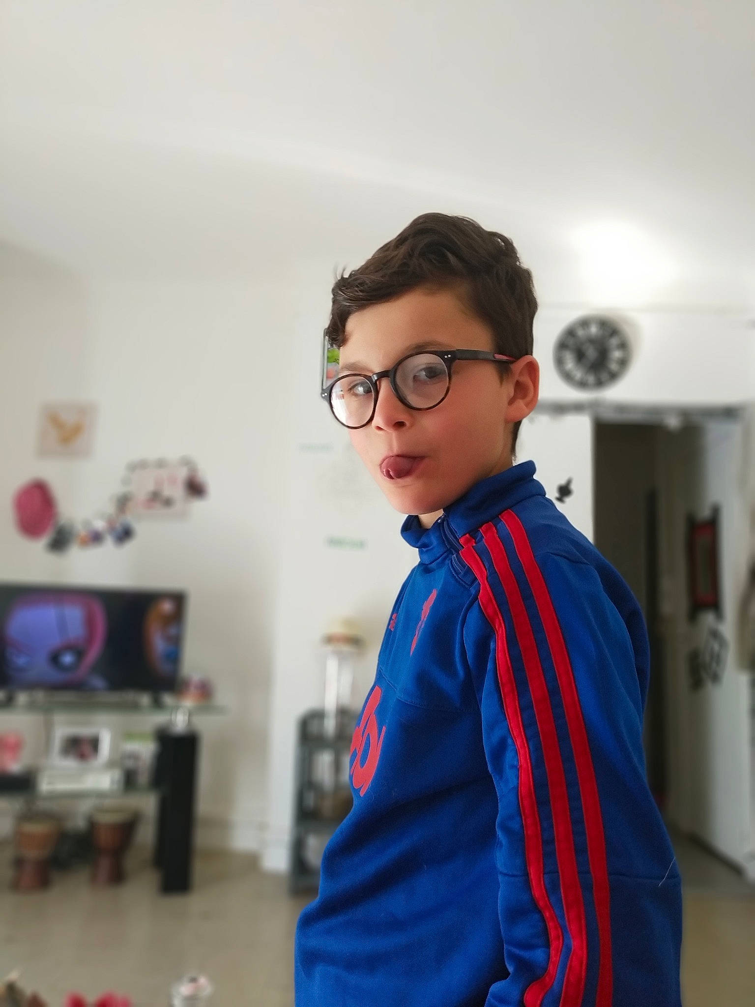 Etan a rejoint le concours — aidez-le/la à gagner de superbes lots ! blue, electric_blue, eyewear, fashion, fashion_accessory, fashion_design, fictional_character, glasses, neck, outerwear, person, photography, shoulder, sleeve, t_shirt, textile, vision_care