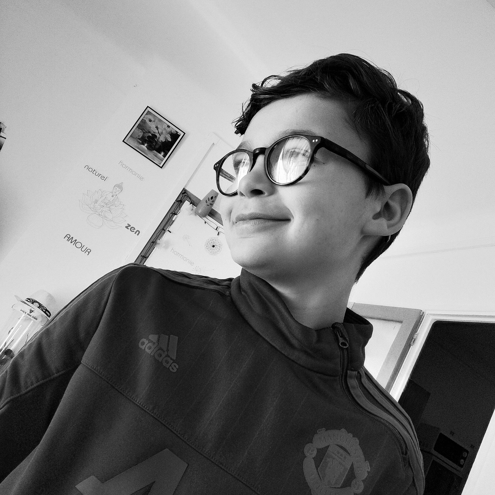 Etan participe au concours pour gagner de l'argent avec cette photo : black, black_and_white, cool, eye, eyebrow, eyewear, face, forehead, glasses, hairstyle, human, lip, monochrome, mouth, neck, nose, person, photography, smile, vision_care
