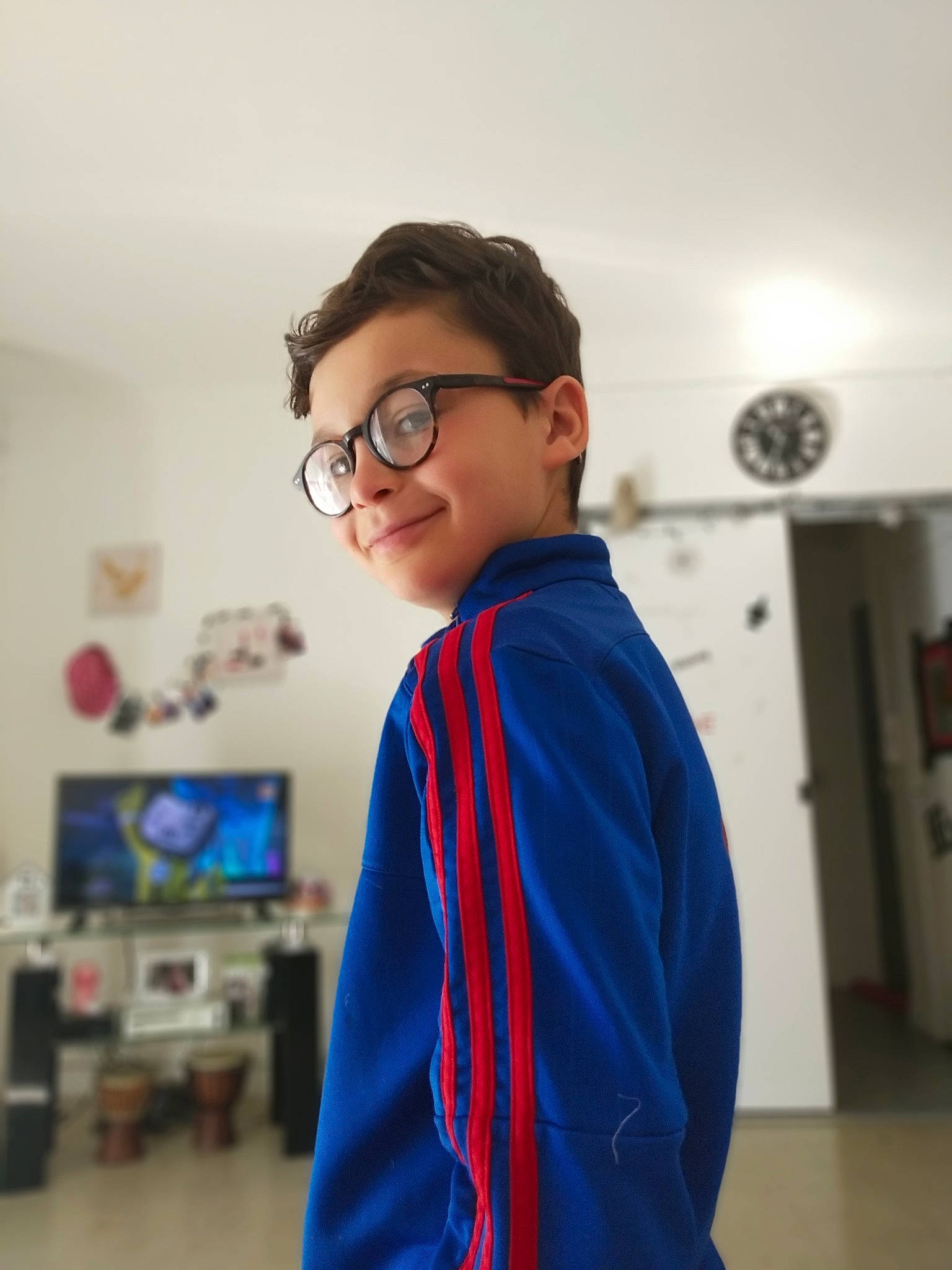 Etan participe au concours pour gagner de l'argent avec cette photo : black_hair, blue, child, ear, electric_blue, eyewear, forehead, glasses, hair, hair_coloring, hairstyle, joint, neck, outerwear, person, room, shoulder, standing, t_shirt, top