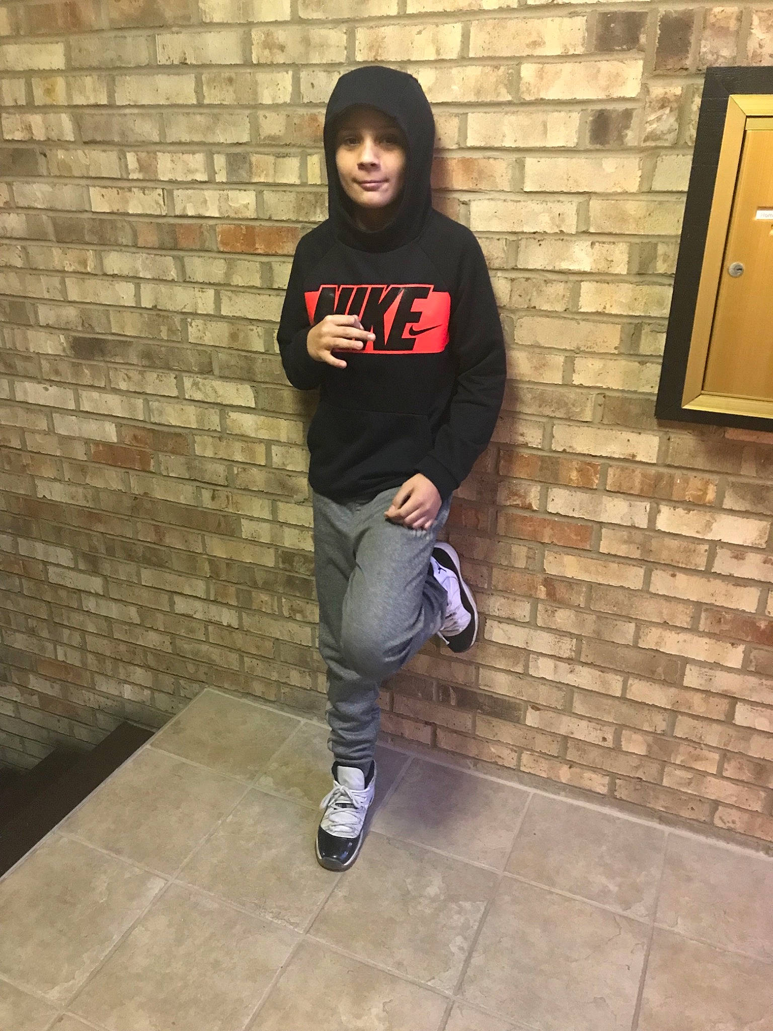 Emmanuel is registered to the contest to win money with this photo: black_hair, clothing, cool, fashion, footwear, jeans, leg, leggings, person, photography, shoe, snapshot, sportswear, street_fashion, t_shirt, trousers