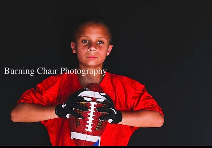 Emmanuel is registered to the contest to win money with this photo: competition_event, person, t_shirt, talent_show