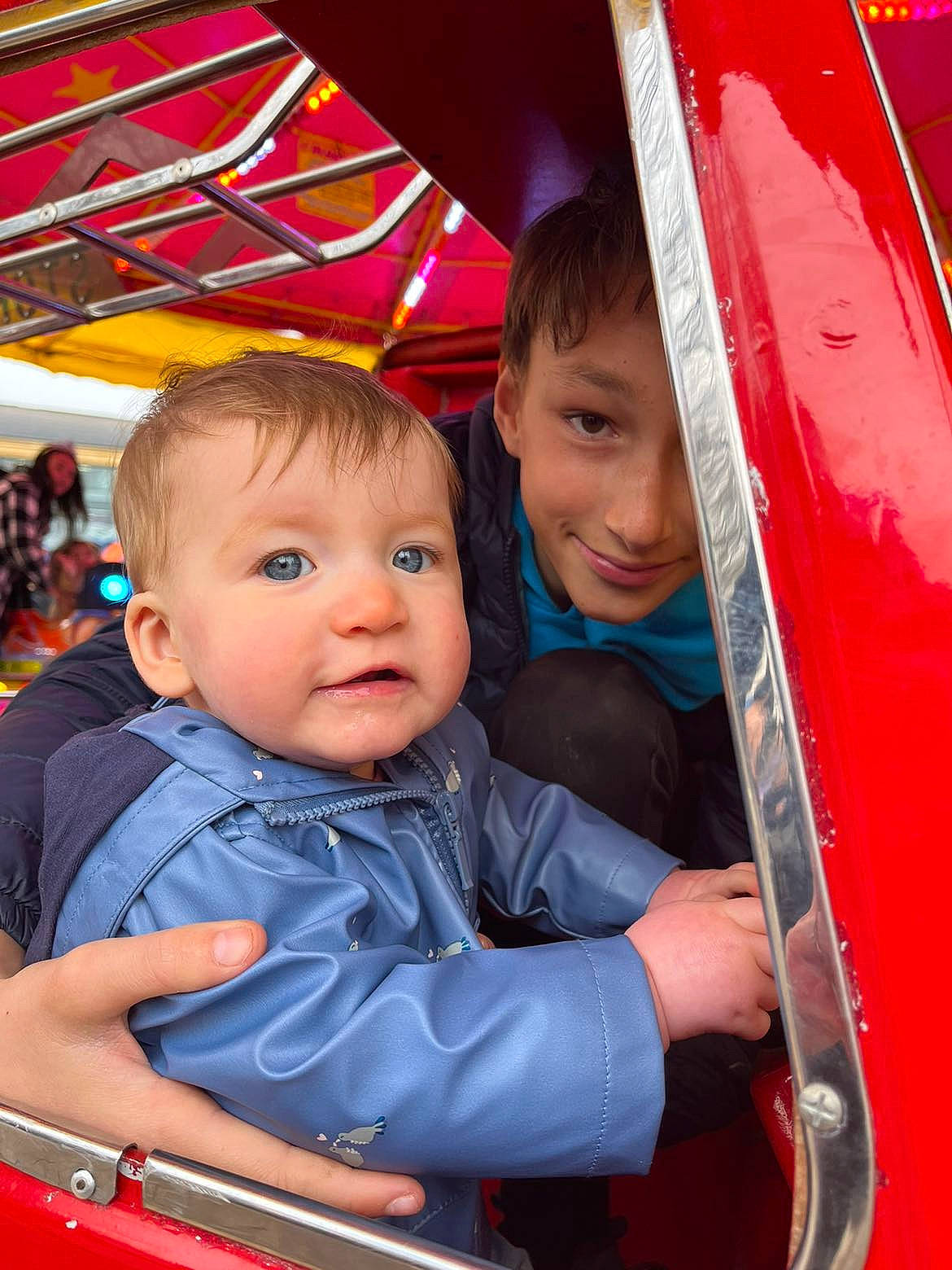 Lucie participe au concours pour gagner de l'argent avec cette photo : baby, beauty, child, city, facial_expression, fun, happy, human, jacket, joy, leisure, motor_vehicle, orange, person, product, public_space, recreation, red, skin, smile