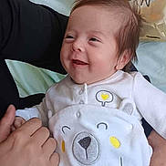 Timéo a rejoint le concours — aidez-le/la à gagner de superbes lots ! baby, smiling, infant, onesie, white_clothing, person, hand, face, cute, happy, indoor, bed, fabric, textile, shopping_bag, light, skin, hair, holding, portrait