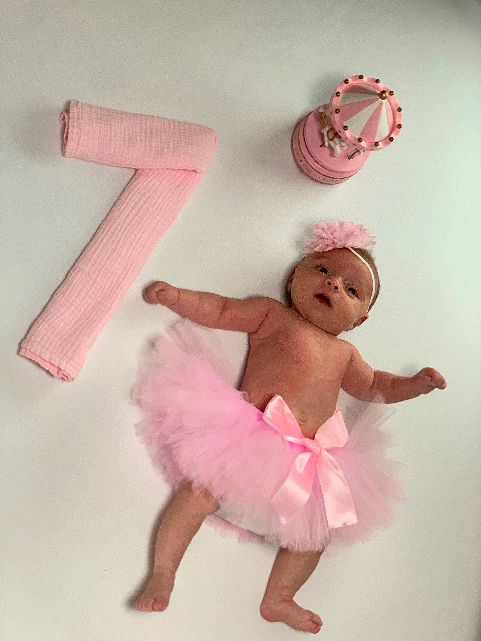 Blue a rejoint le concours — aidez-le/la à gagner de superbes lots ! arm, art, baby, baby_toddler_clothing, child, costume, costume_hat, event, fashion_accessory, font, fun, happy, headpiece, magenta, peach, performing_arts, person, pink, smile, textile