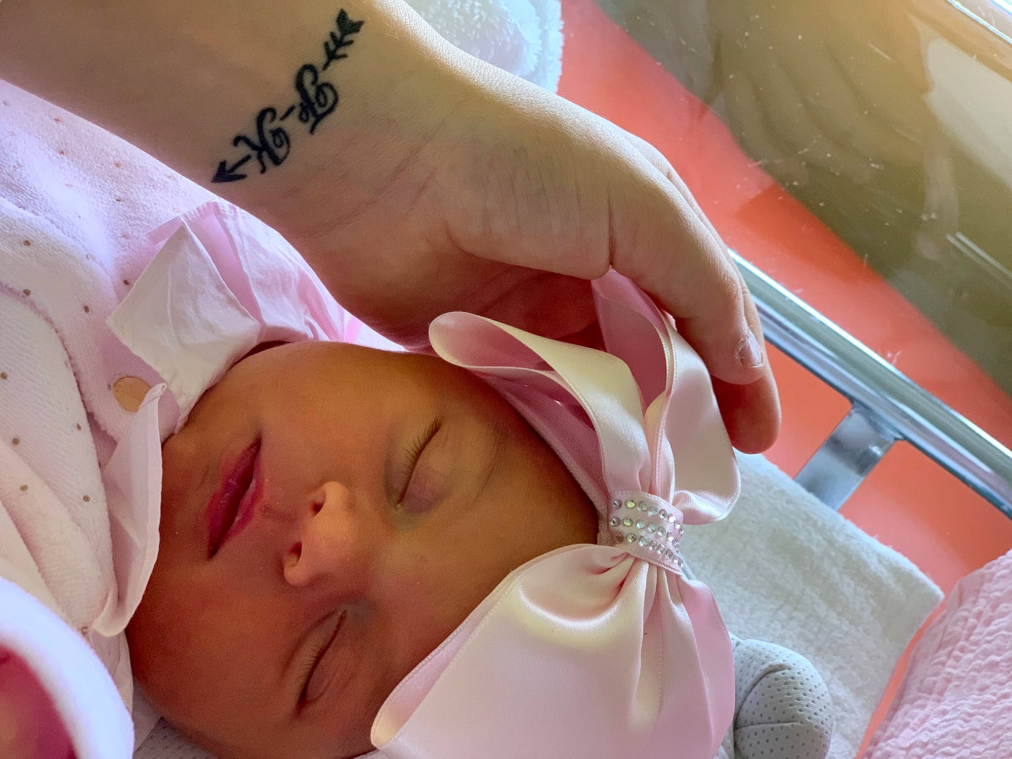 Blue a rejoint le concours — aidez-le/la à gagner de superbes lots ! baby, baby_sleeping, baby_toddler_clothing, child, comfort, ear, eyelash, finger, gesture, hand, head, headwear, lip, mouth, nail, nose, person, pink, skin, thumb